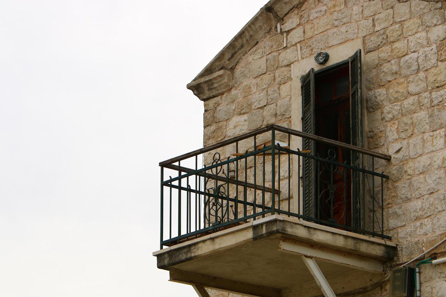 11 de outubro de 2018. varanda na fachada de uma grande casa em tel aviv. foto