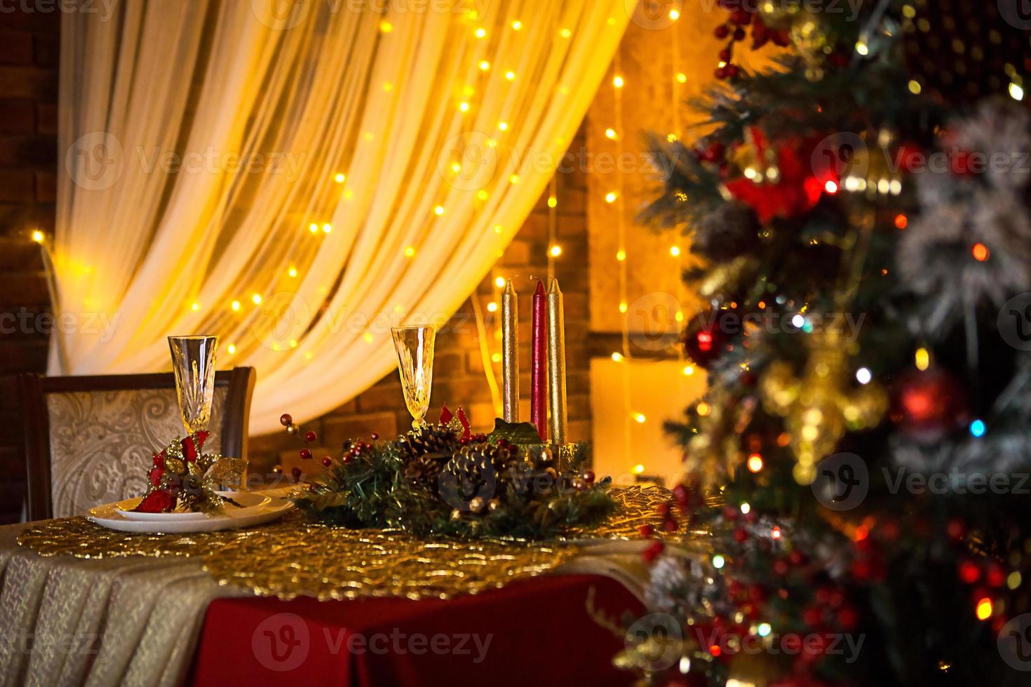 interior de natal da sala escura da casa. árvore de natal, luzes de guirlandas nas paredes, armário da biblioteca, livros nas prateleiras. interior de luxo. ano novo, bolas vermelhas e douradas. foto