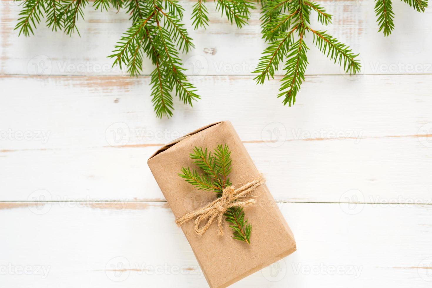 caixa de presente para o natal e ano novo em papel kraft de materiais ecológicos, ramos de abeto vivos, cones, barbante. tags com mock up, decoração natural, feito à mão, diy. lisamente, plano de fundo, moldura, minimalismo foto