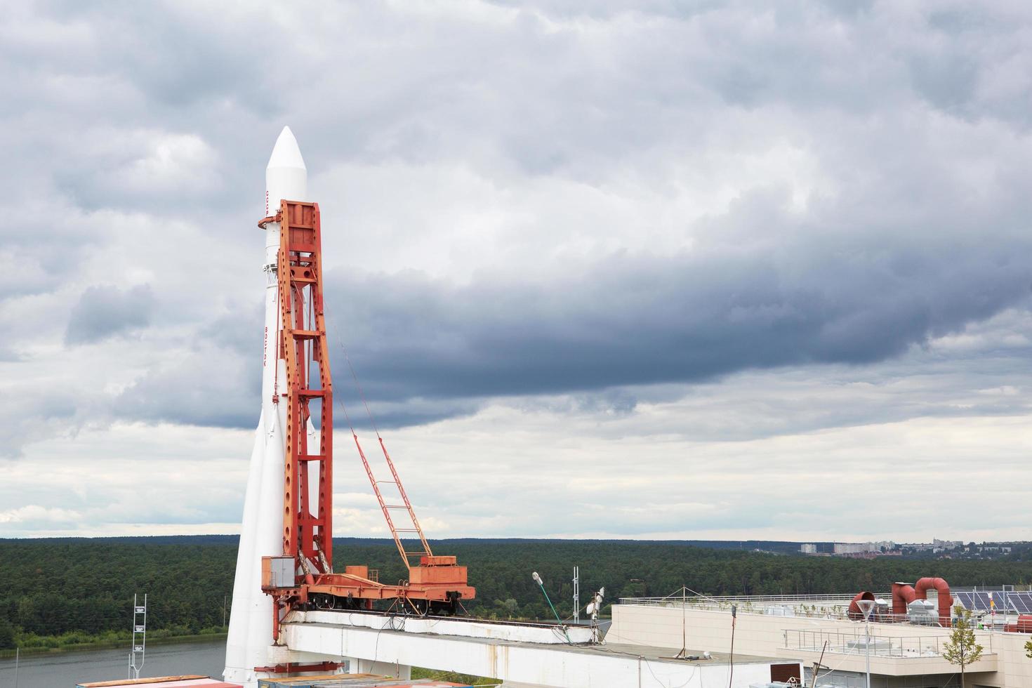 rússia, kaluga, 14 de agosto de 2020. kaluga museum of cosmonautics. foguete, cúpula do planetário, parque em frente ao prédio, reconstrução, construção da segunda linha foto