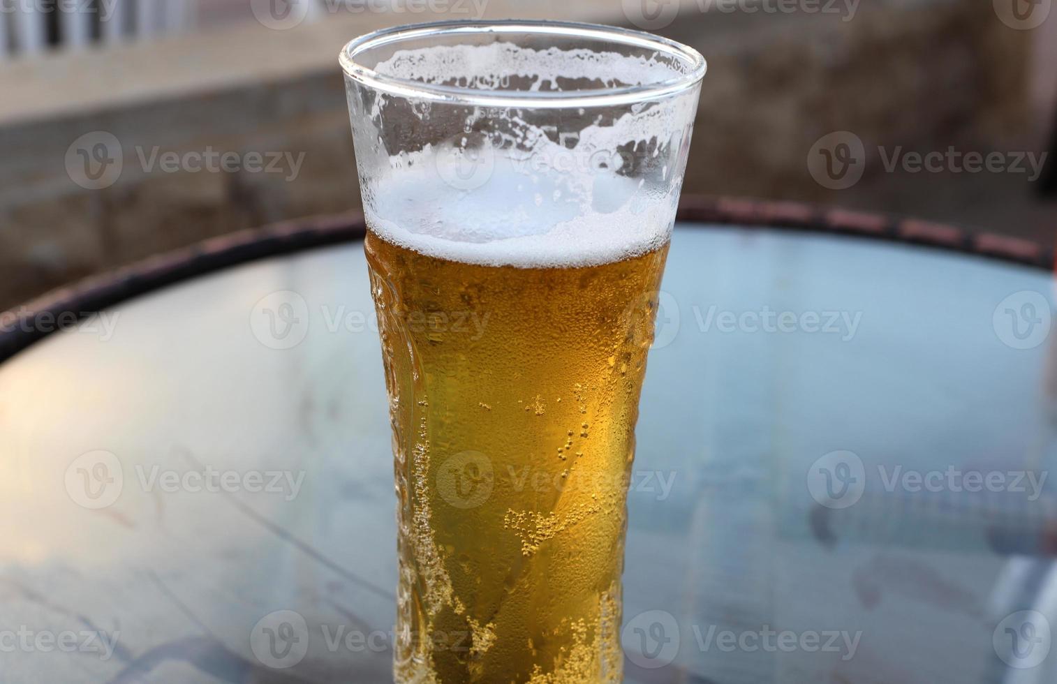 sobre a mesa em uma caneca de cerveja fresca e leve. foto