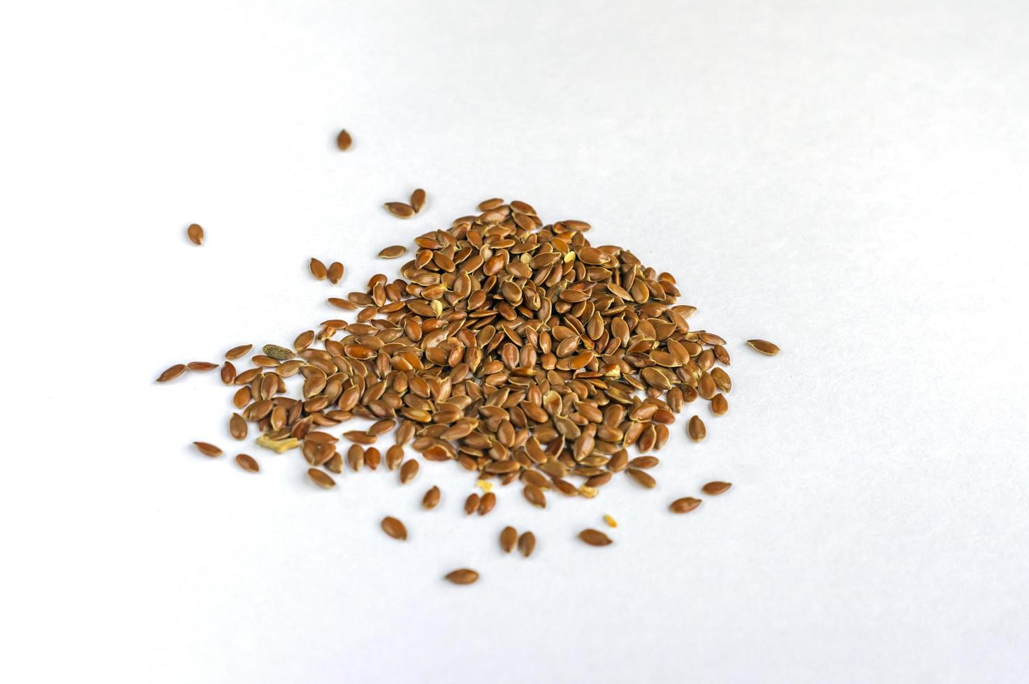 close up de sementes de linho isoladas no fundo branco foto