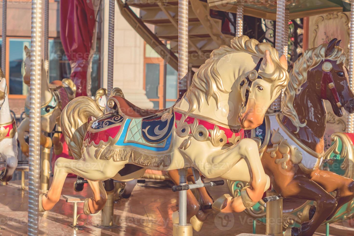 cavalos em um carrossel de carnaval. tonificado foto