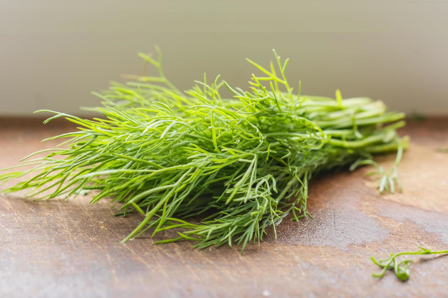 endro verde na mesa de corte, foco suave foto