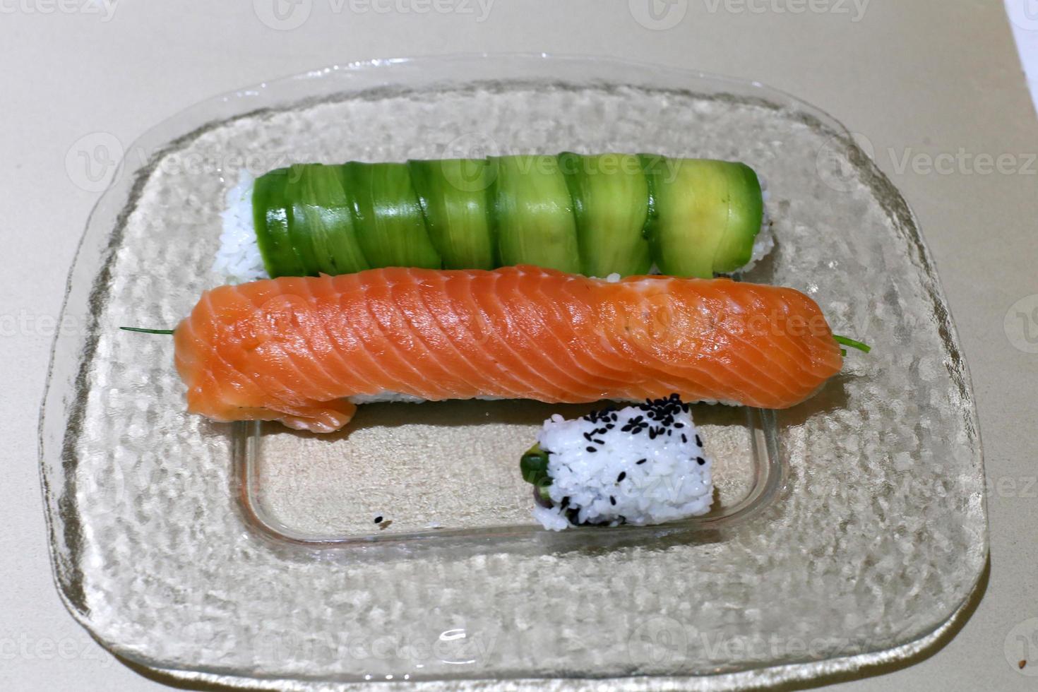 há um lanche na mesa do restaurante, bom apetite a todos foto