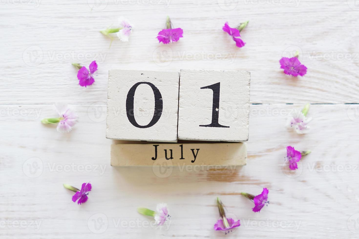 primeiro dia de julho, fundo colorido com calendário e flores cor de rosa foto