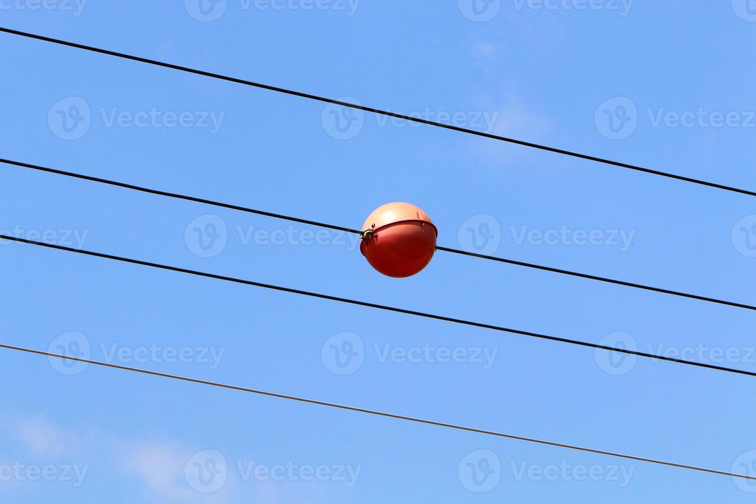 fios elétricos que transportam corrente de alta tensão. foto