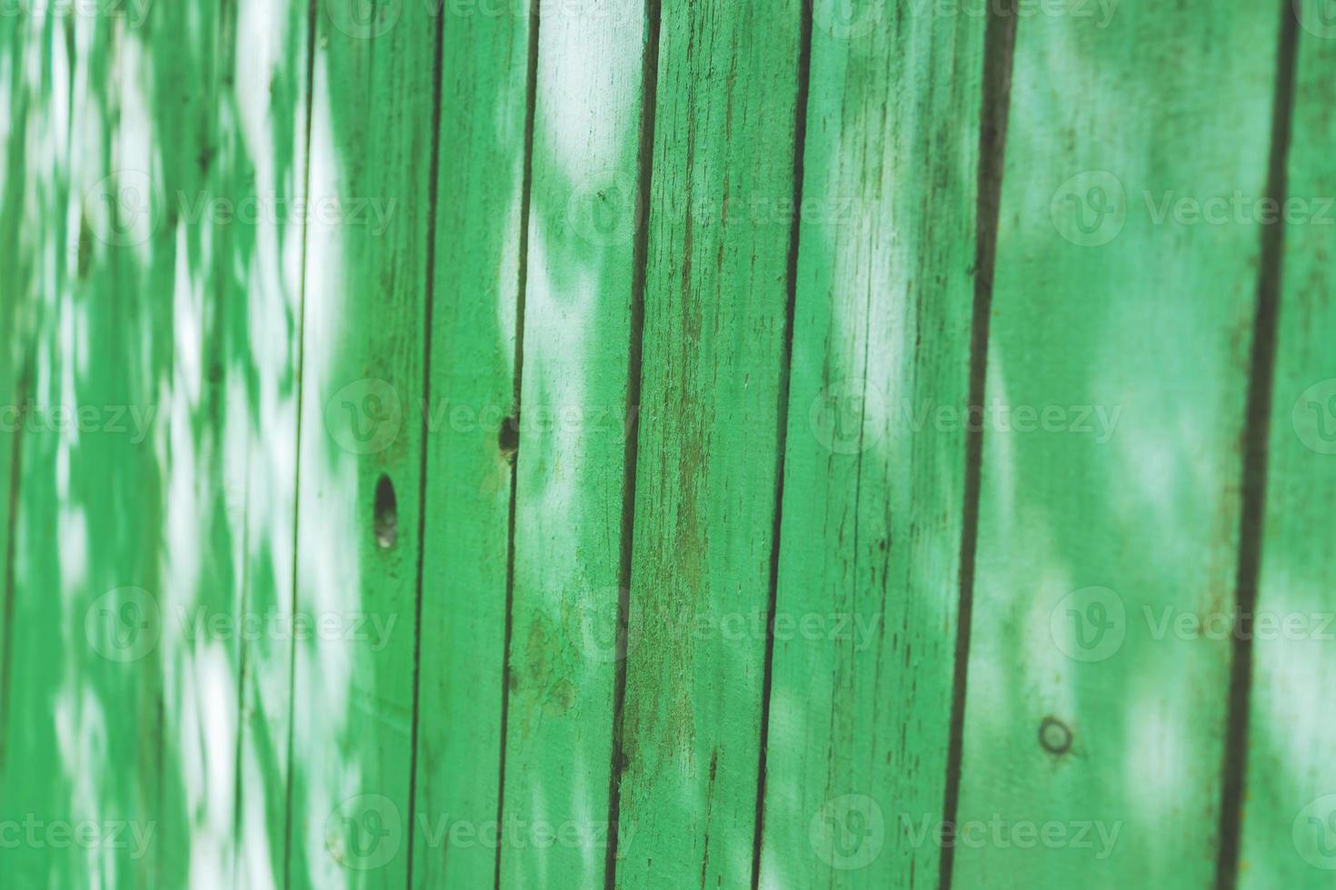 textura de fundo de cerca de madeira verde velha, vista em perspectiva foto