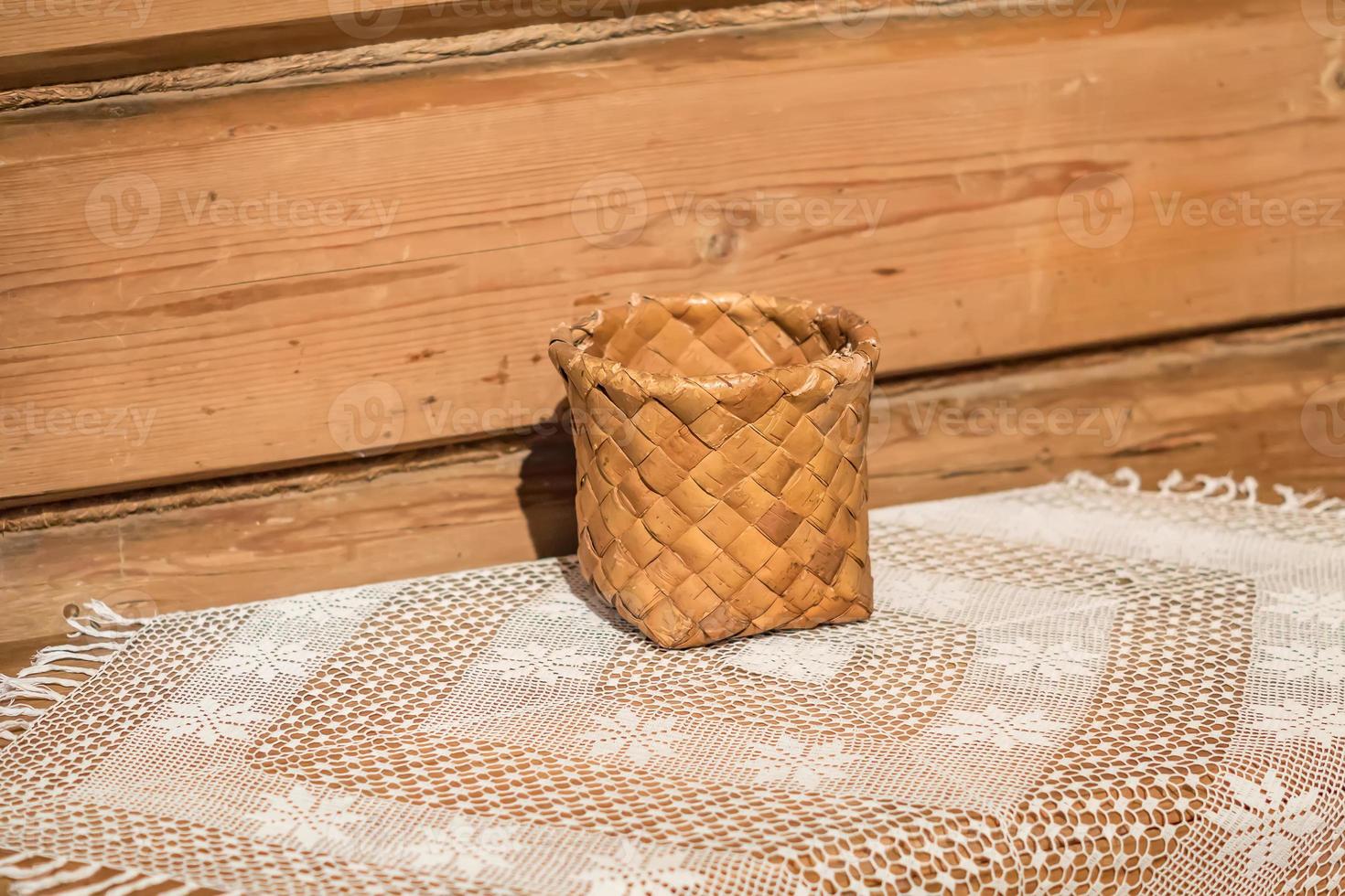 cesta de casca de bétula na toalha de mesa branca a céu aberto foto