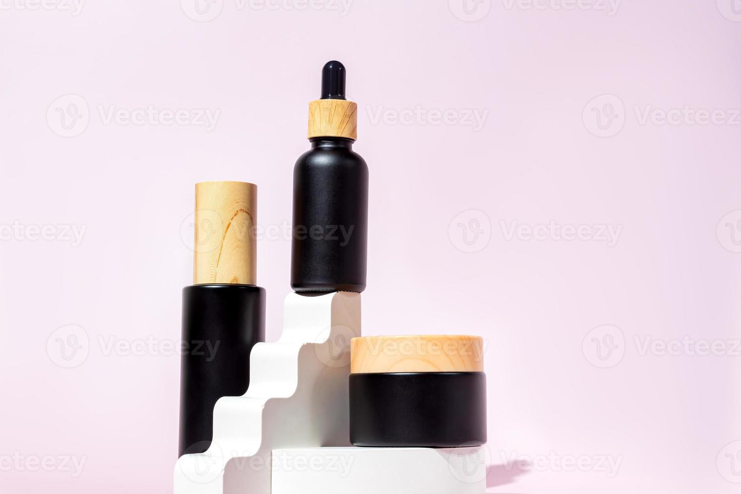 conjunto de cosméticos para cuidados com a pele. garrafas de maquete de logotipo sem marca. rotina diária e nutrição completa para a pele seca. cosméticos antienvelhecimento com colágeno, peptídeos e ingredientes naturais. foto