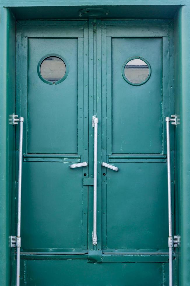 porta fechada no antigo vagão de trem de passageiros rgreen foto