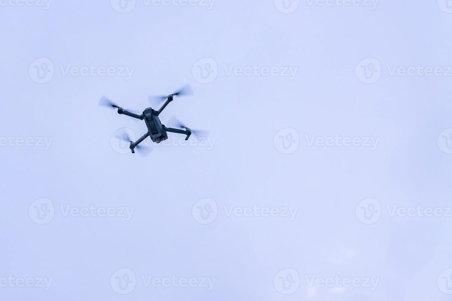 drone voando contra o céu azul foto