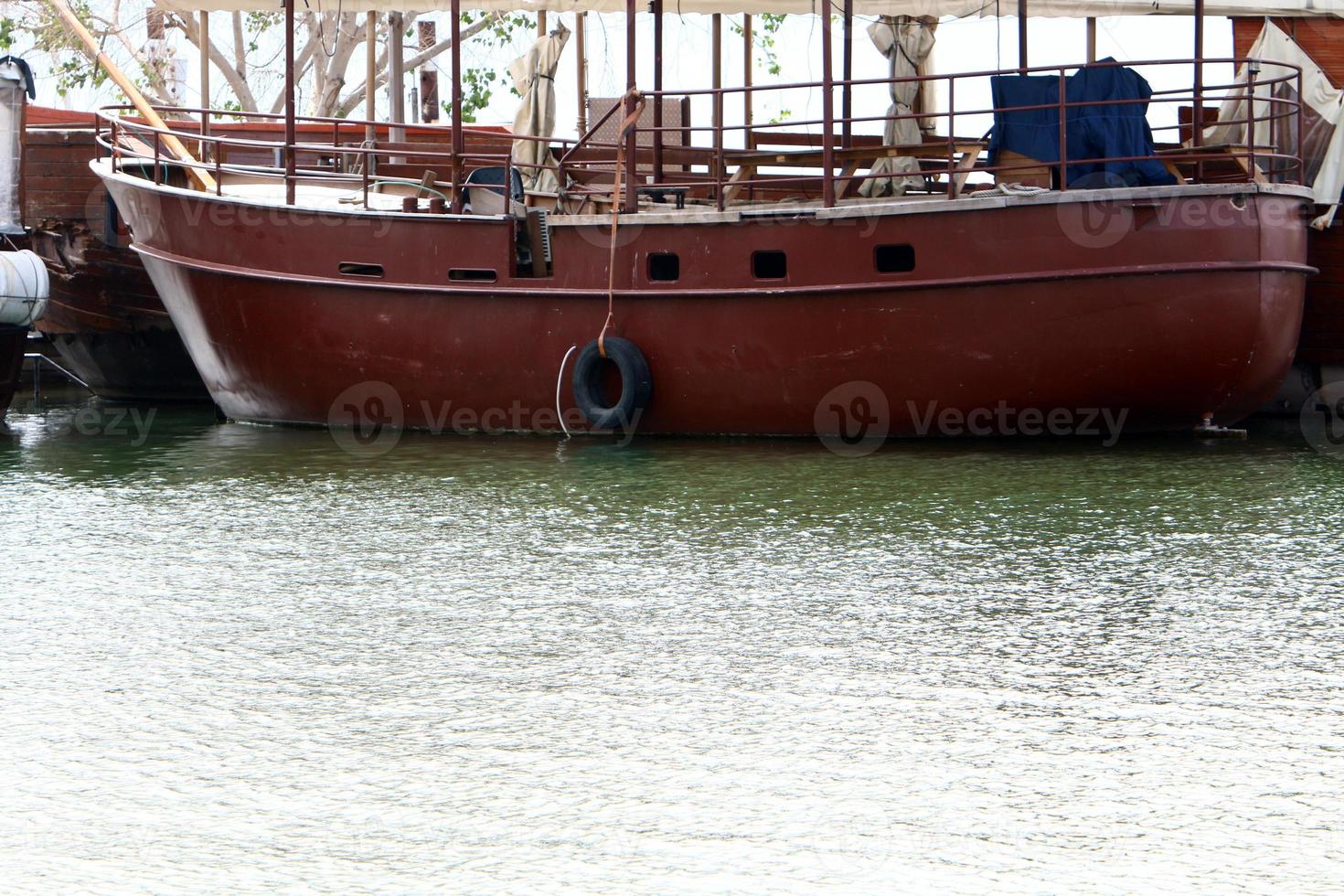 cais marítimo para barcos e iates foto