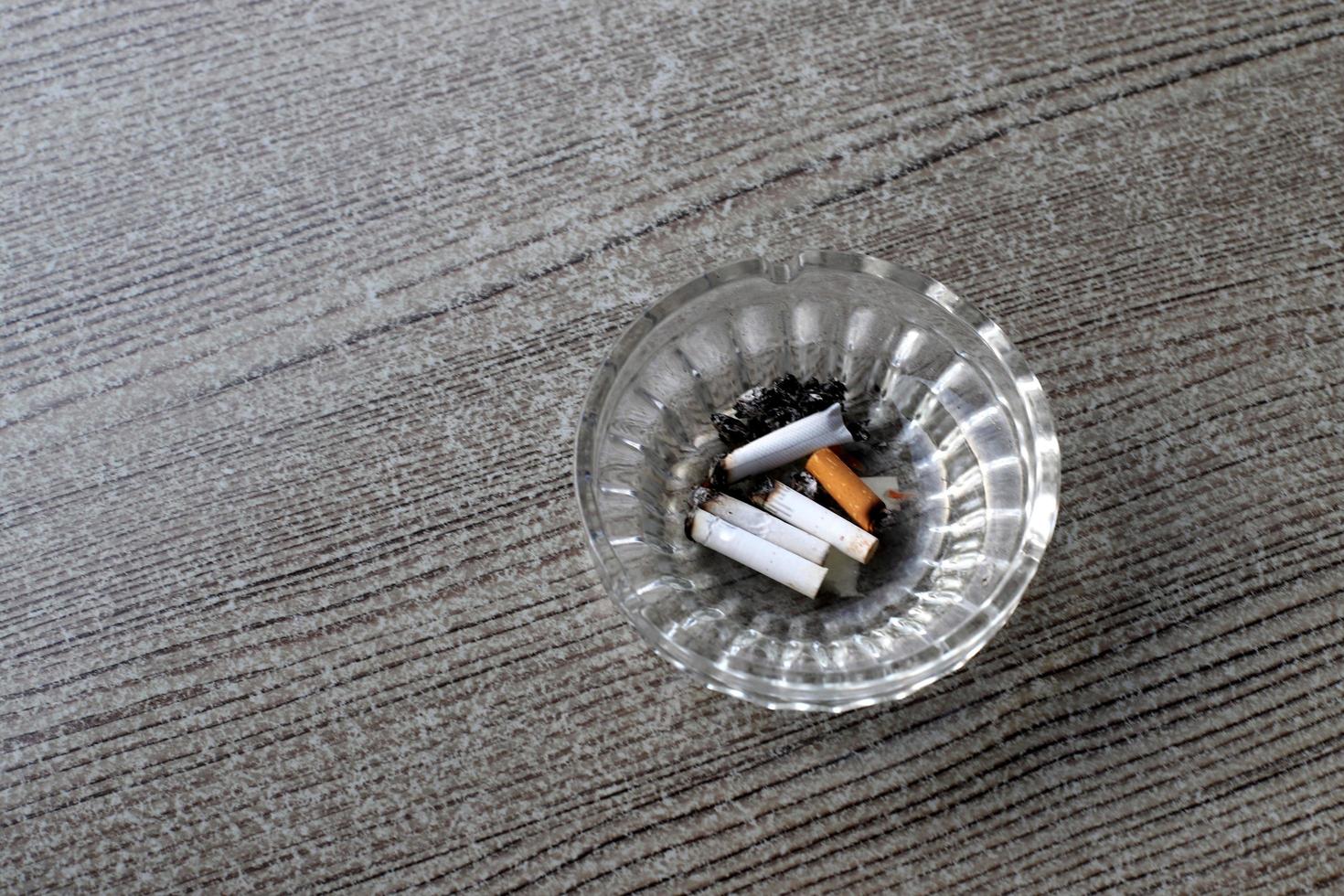 cinzeiro - um lugar para cinzas de tabaco e pontas de cigarro foto