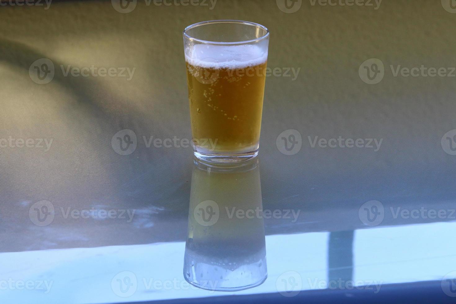 sobre a mesa em uma caneca de cerveja fresca e leve. foto