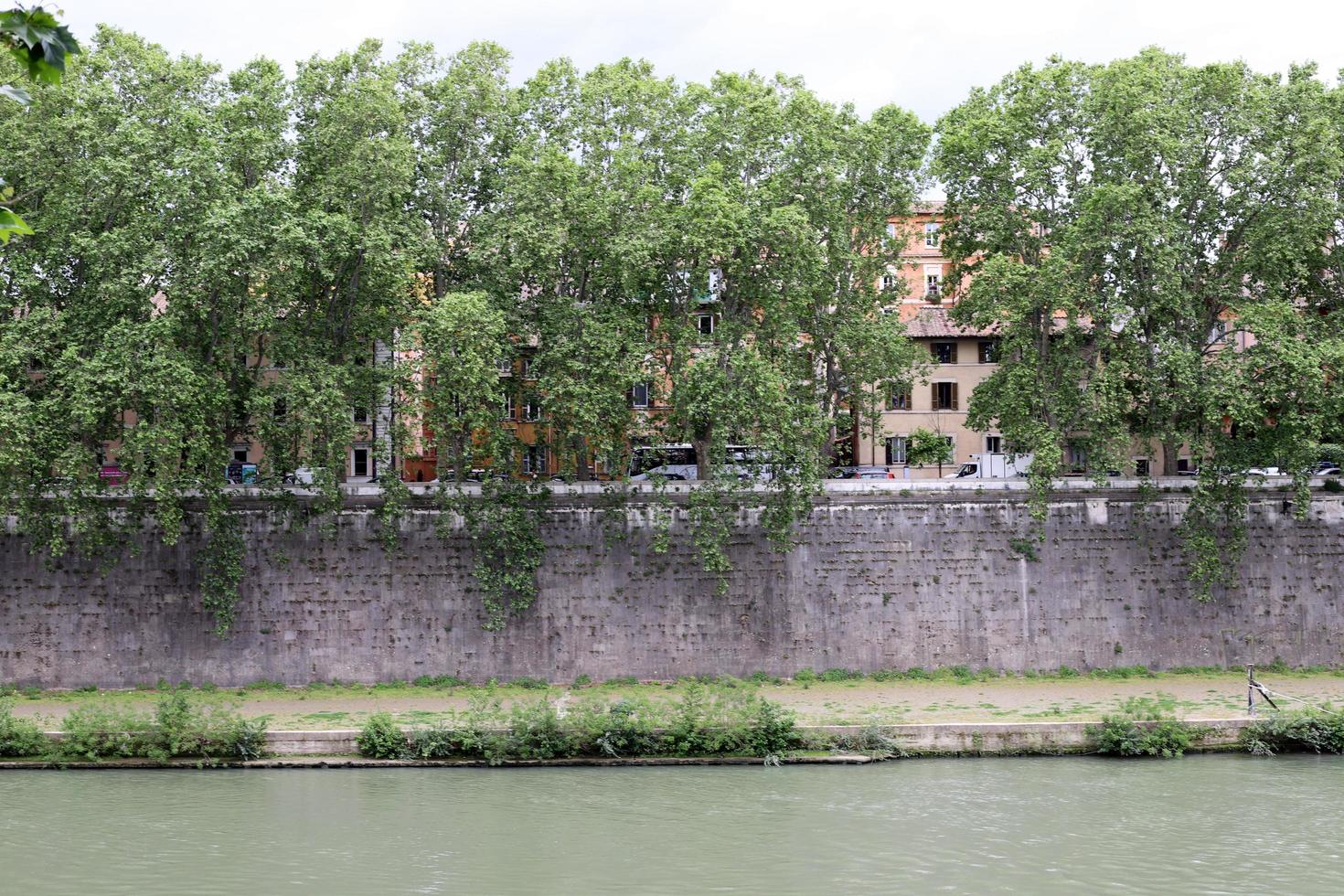 9 de maio de 2022 rio tiber itália. Tibre fluvial no centro de Roma. foto