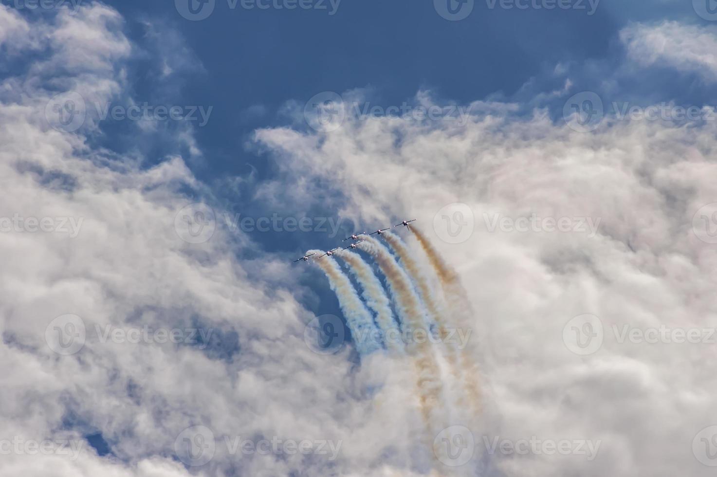 aviões no céu realizando figura acrobática foto