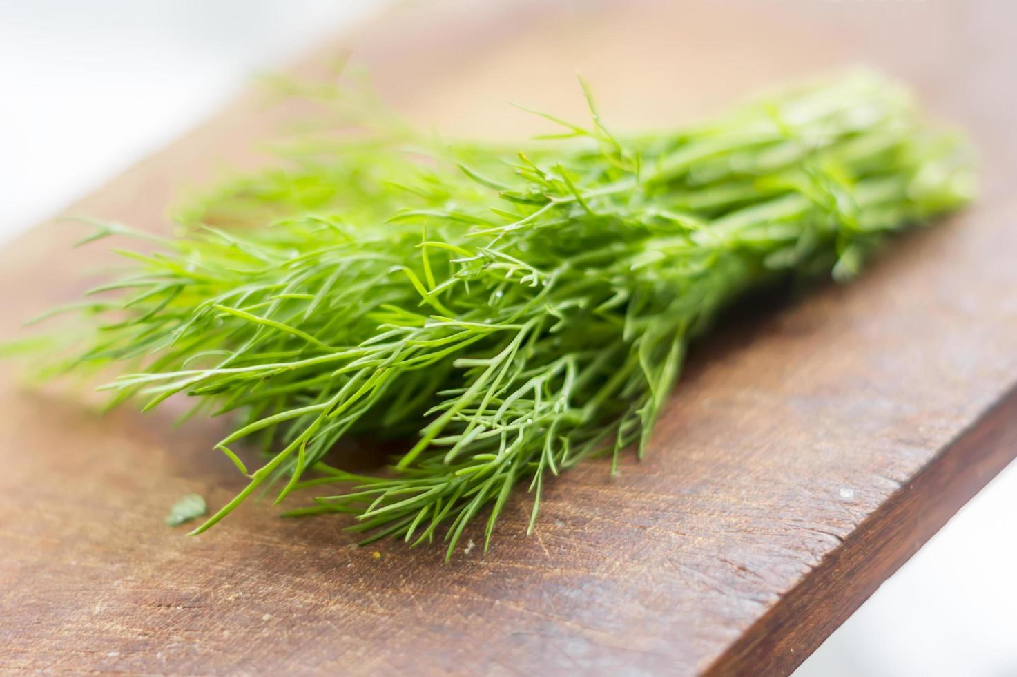 endro verde na mesa de corte foco suave foto