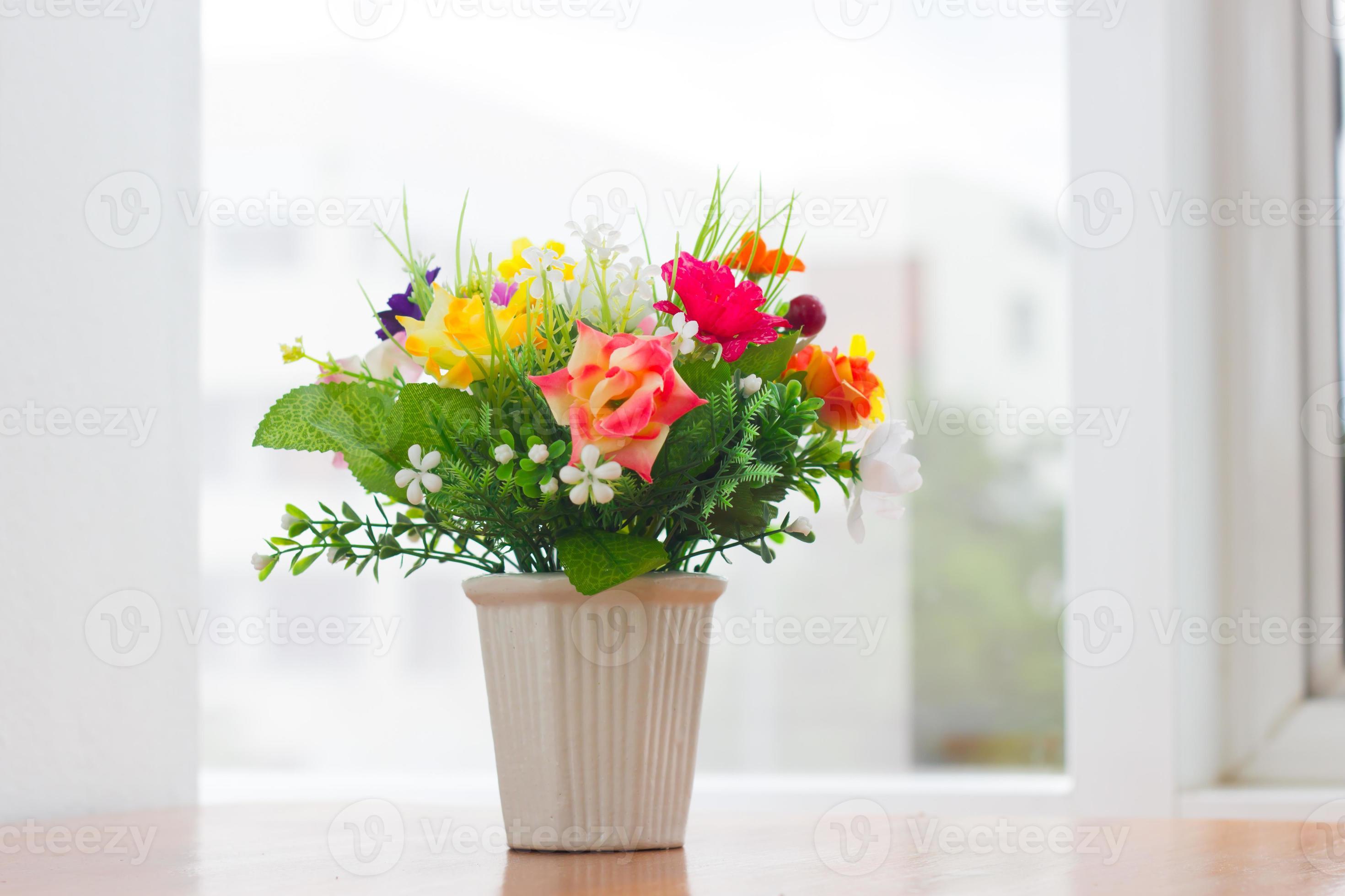 vaso de flores artificiais foto
