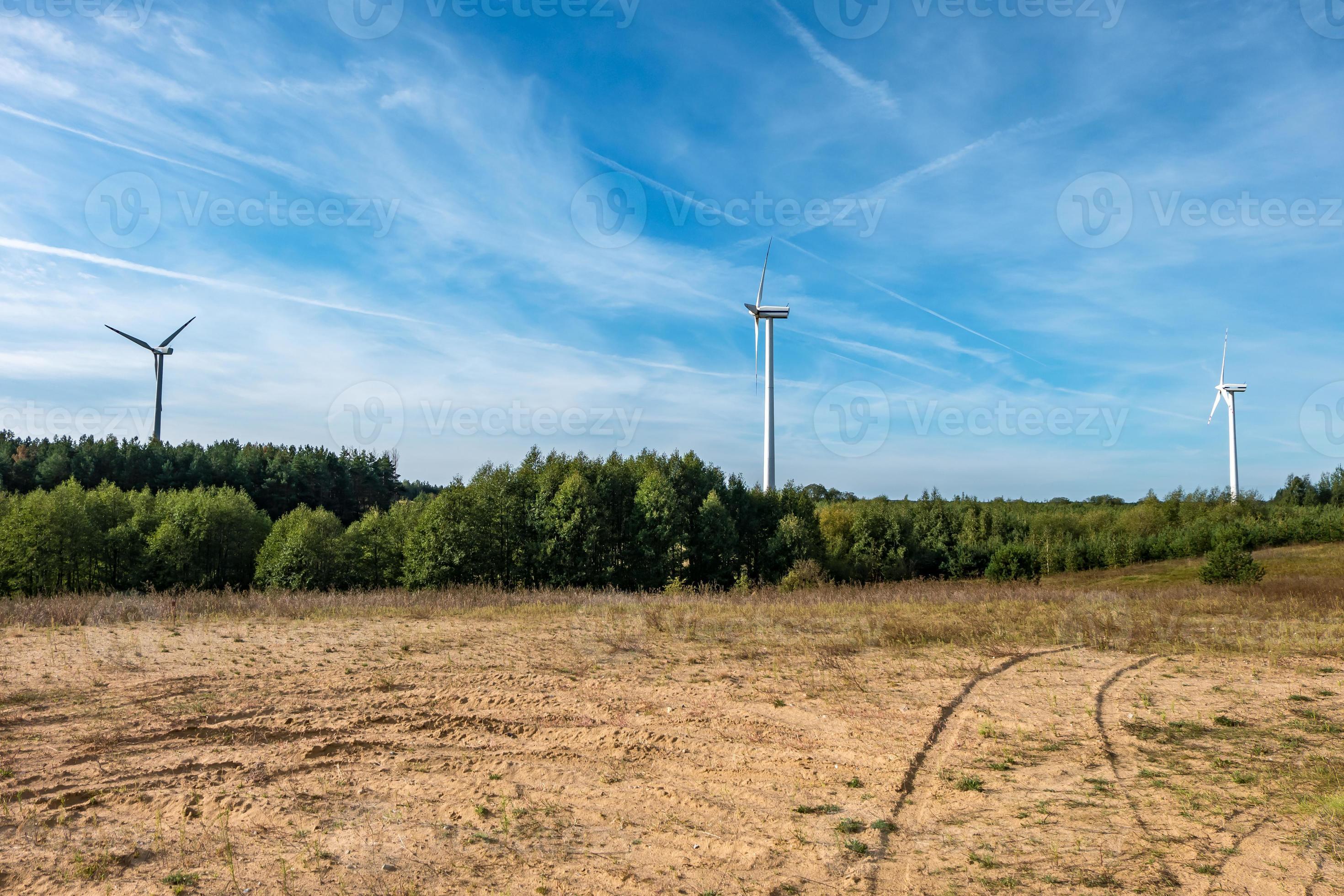 Lâminas rotativas de uma hélice de moinho de vento no fundo do céu azul  geração de energia eólica energia verde pura