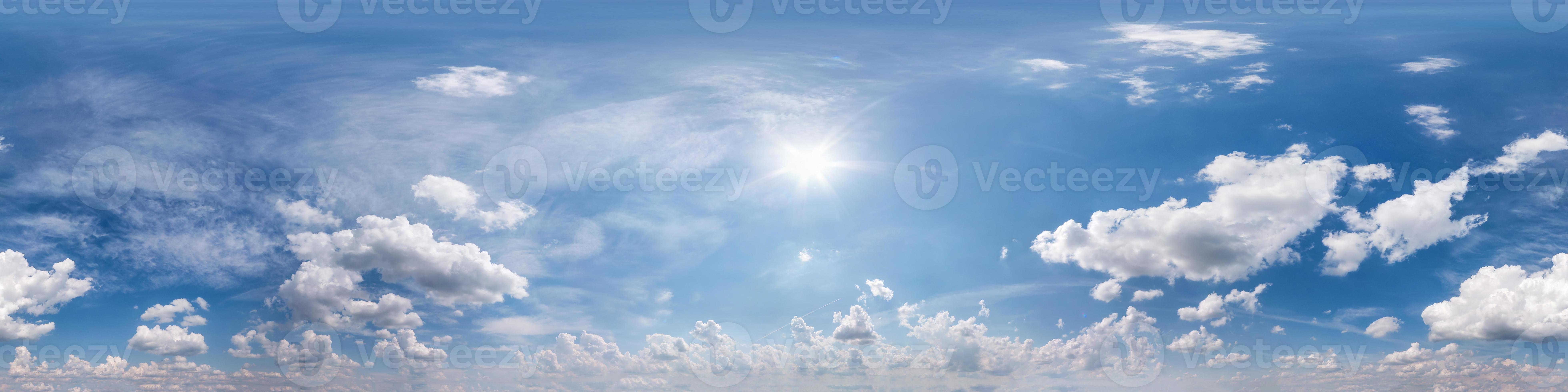 céu azul com lindas nuvens fofas sem chão. panorama hdri sem costura visão  de ângulo de 360 graus para uso em gráficos 3D ou desenvolvimento de jogos  como cúpula do céu ou