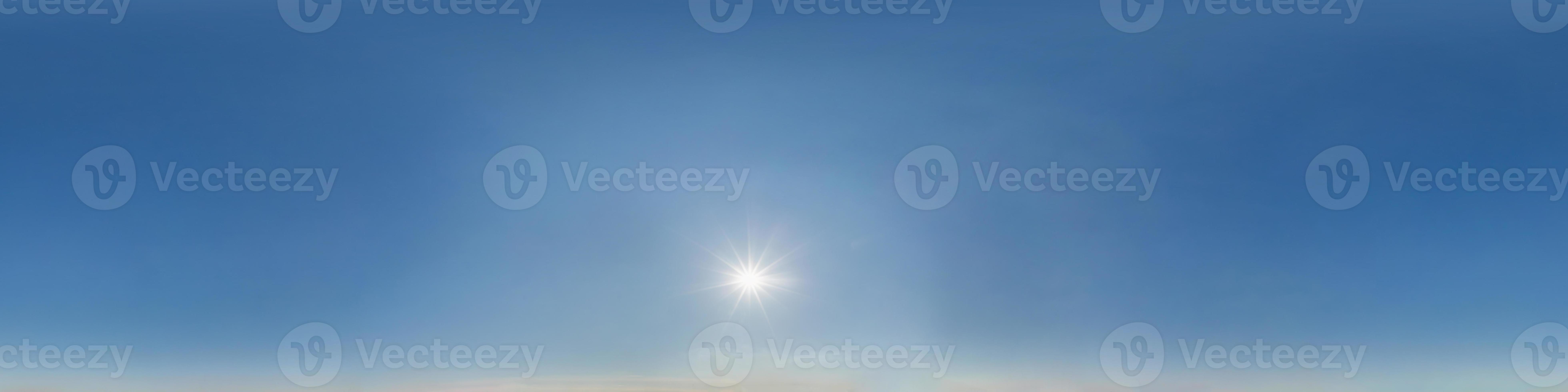 Céu azul claro com sol escaldante. Panorama hdri sem costura 360 graus  ângulo vista com zênite