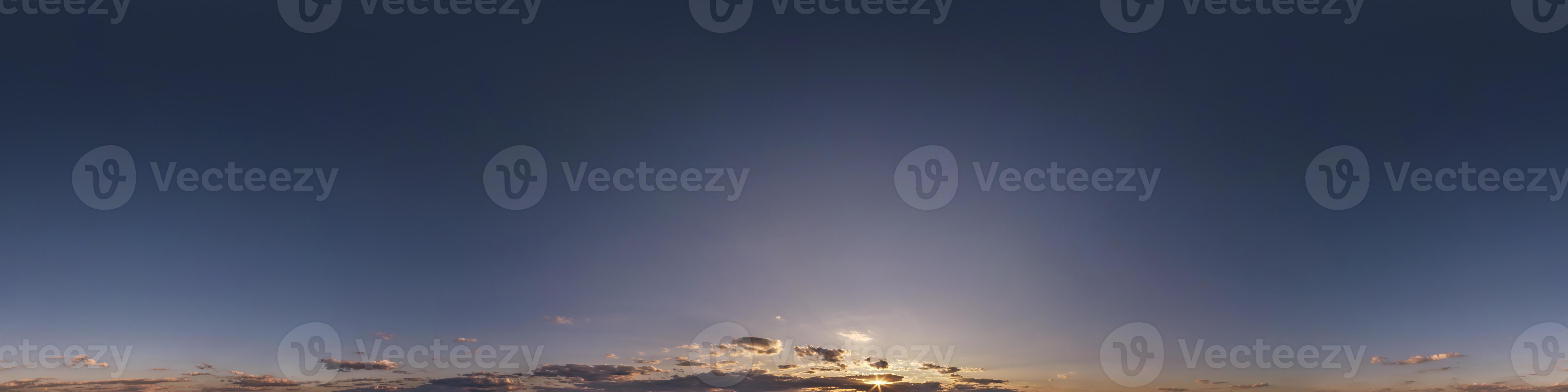 céu azul com lindas nuvens fofas sem chão. panorama hdri sem costura visão  de ângulo de 360 graus para uso em gráficos 3D ou desenvolvimento de jogos  como cúpula do céu ou