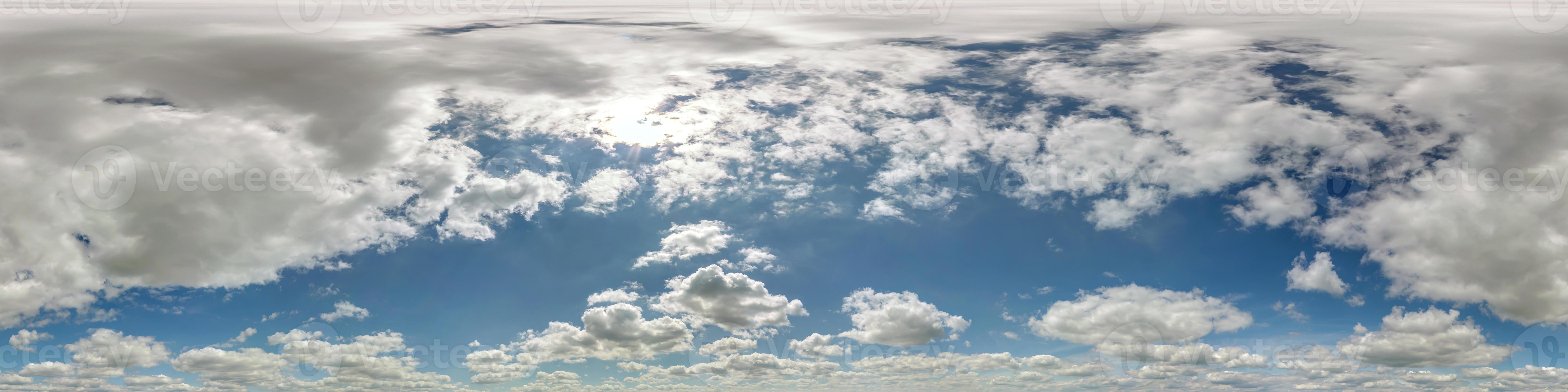 hdri 360 panorama do azul céu com cumulus nuvens com zênite dentro