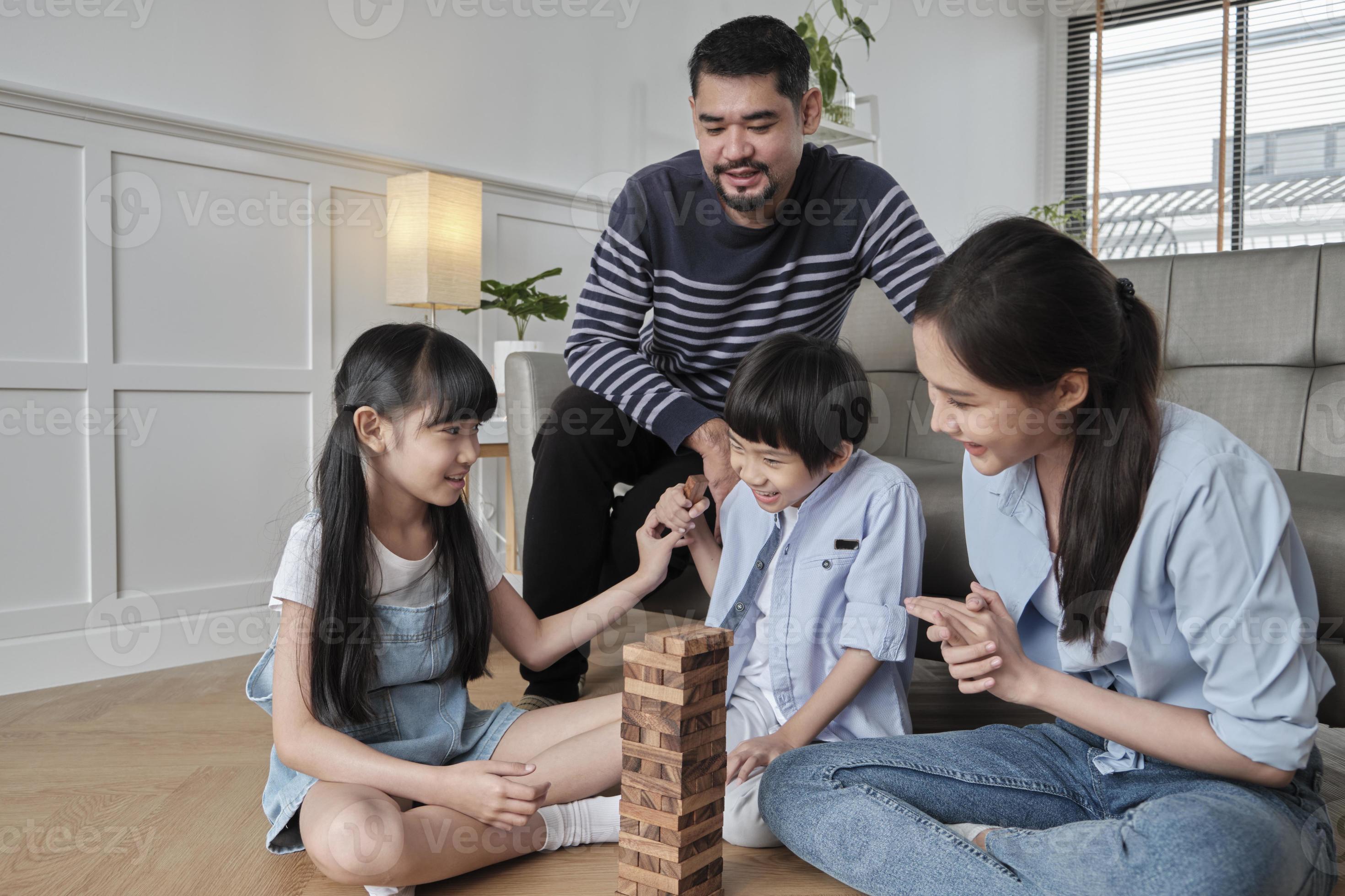 Família Americana Feliz Que Joga Com Construtor Em Casa Mãe E Pai Que  Ajudam a Construir a Construção Com Tijolos Imagem de Stock - Imagem de  menino, lazer: 132681749