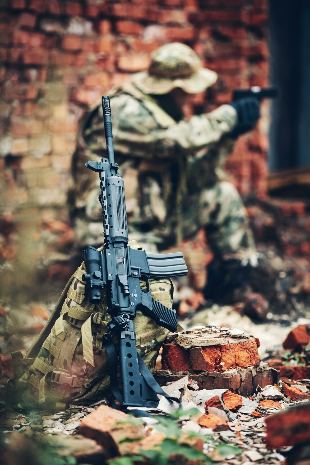 soldado com rifle nas ruínas foto