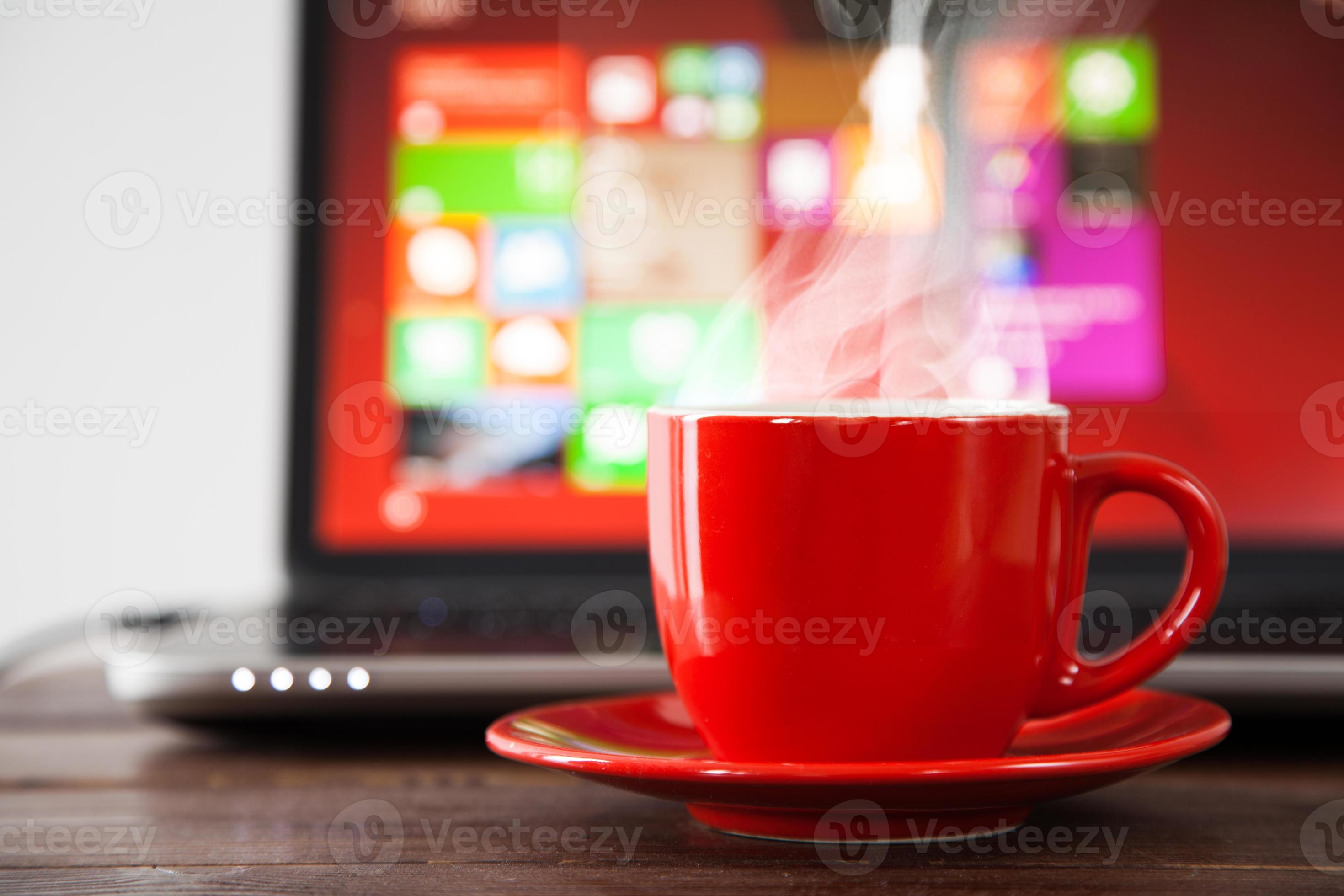 laptop e uma xícara de café foto