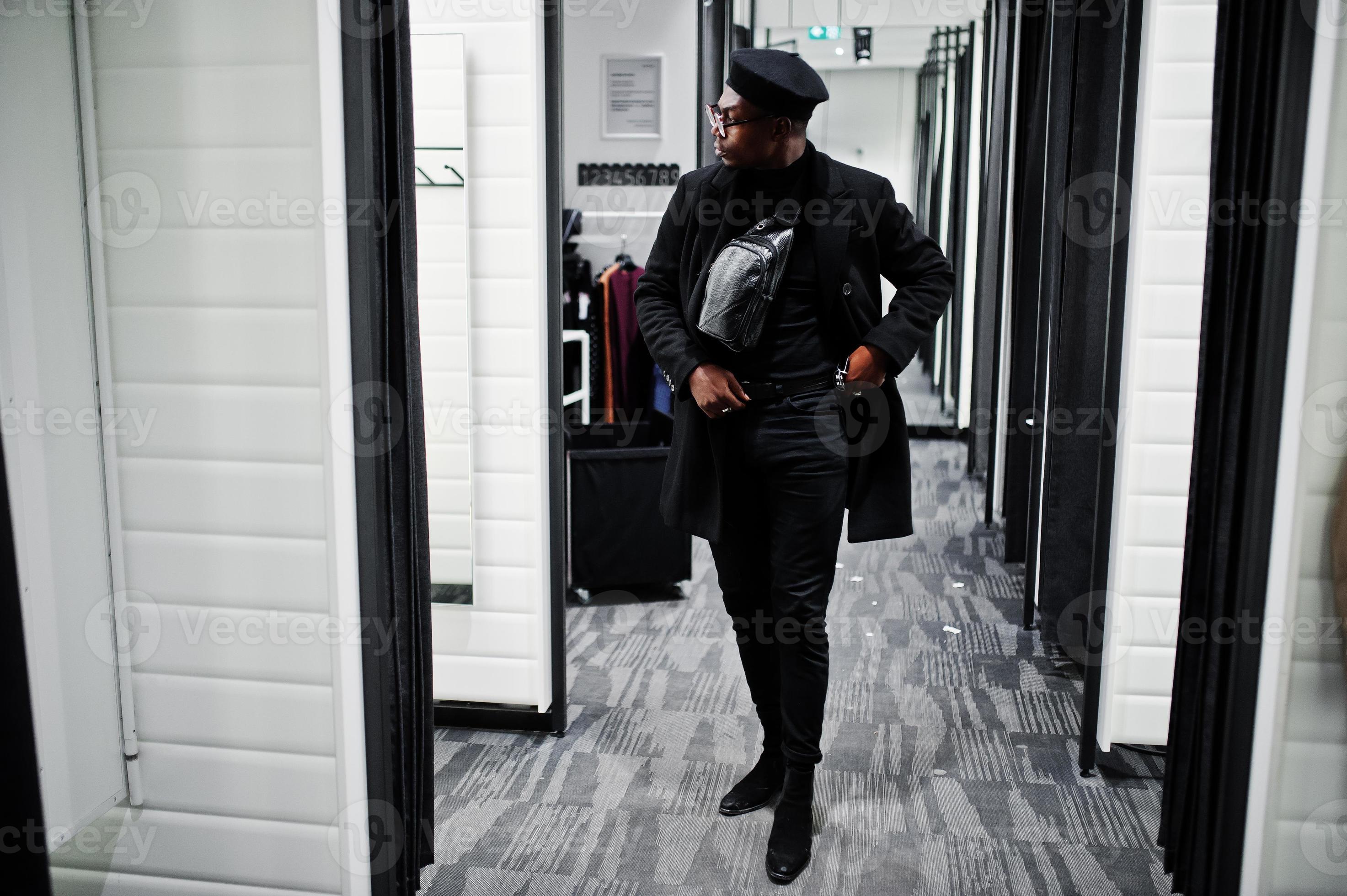 homem afro-americano casual elegante na boina preta e sobretudo com bolsa  de cintura na loja de roupas de provador, olhando no espelho. 10488375 Foto  de stock no Vecteezy