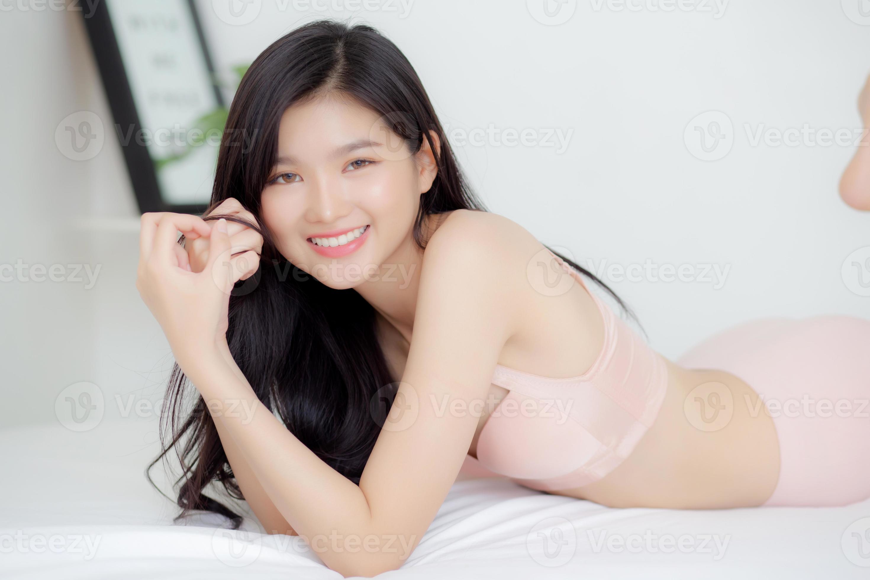 belo retrato jovem mulher asiática sexy em roupa íntima caber relaxar com sedutor no quarto, corpo de menina ásia magro em lingerie confiante e feliz deitada na cama no quarto, conceito de foto imagem