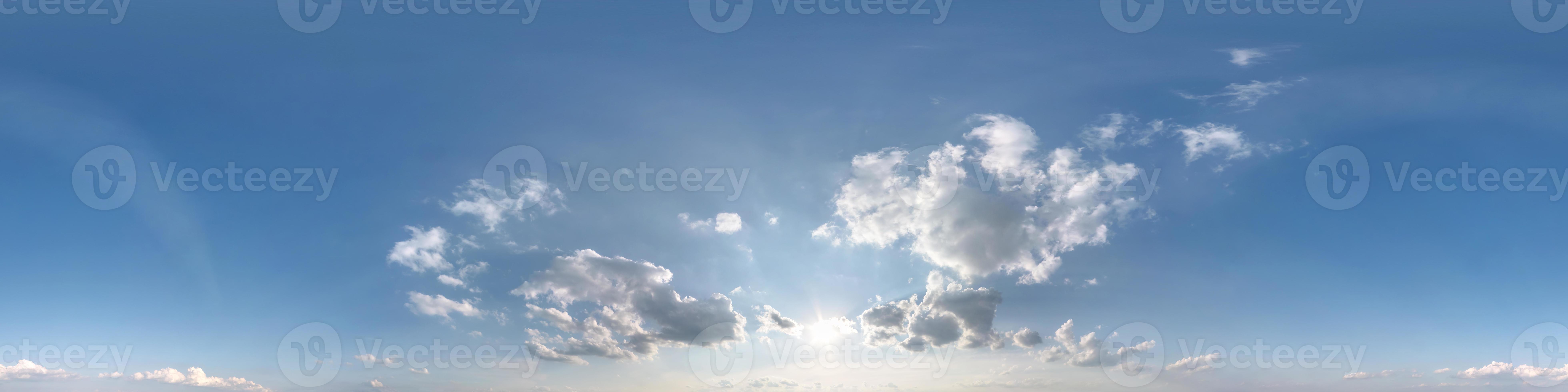 céu azul claro com belas nuvens. panorama hdri sem costura visão de ângulo  de 360 graus sem chão para uso em gráficos 3D ou desenvolvimento de jogos  como sky dome ou editar