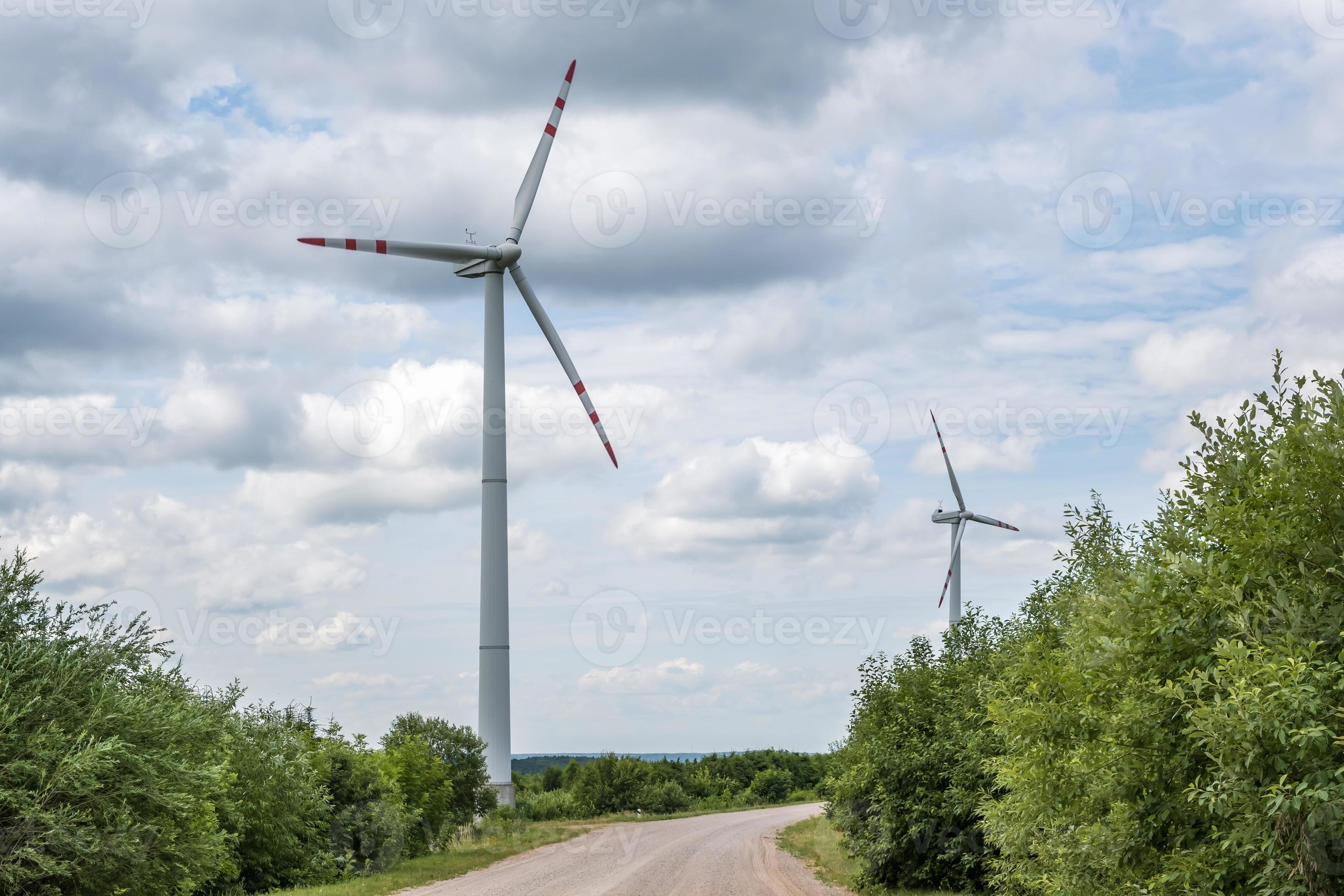 Lâminas rotativas de uma hélice de moinho de vento no fundo do céu azul  geração de energia eólica energia verde pura