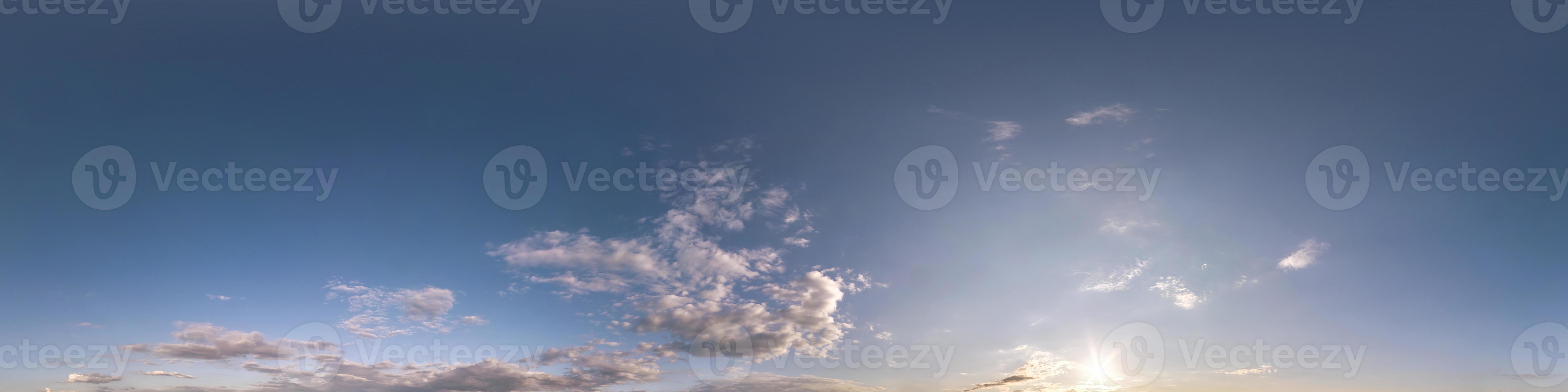 céu azul claro hdri 360 panorama em projeção perfeita com zênite para uso  em gráficos 3D