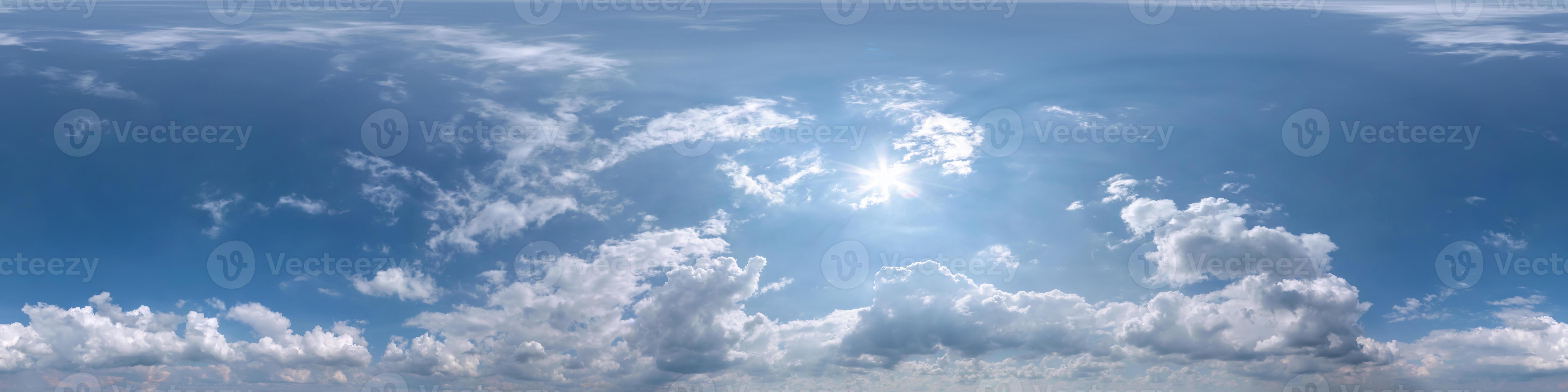 céu azul com lindas nuvens fofas sem chão. panorama hdri sem costura visão  de ângulo de 360 graus para uso em gráficos 3D ou desenvolvimento de jogos  como cúpula do céu ou