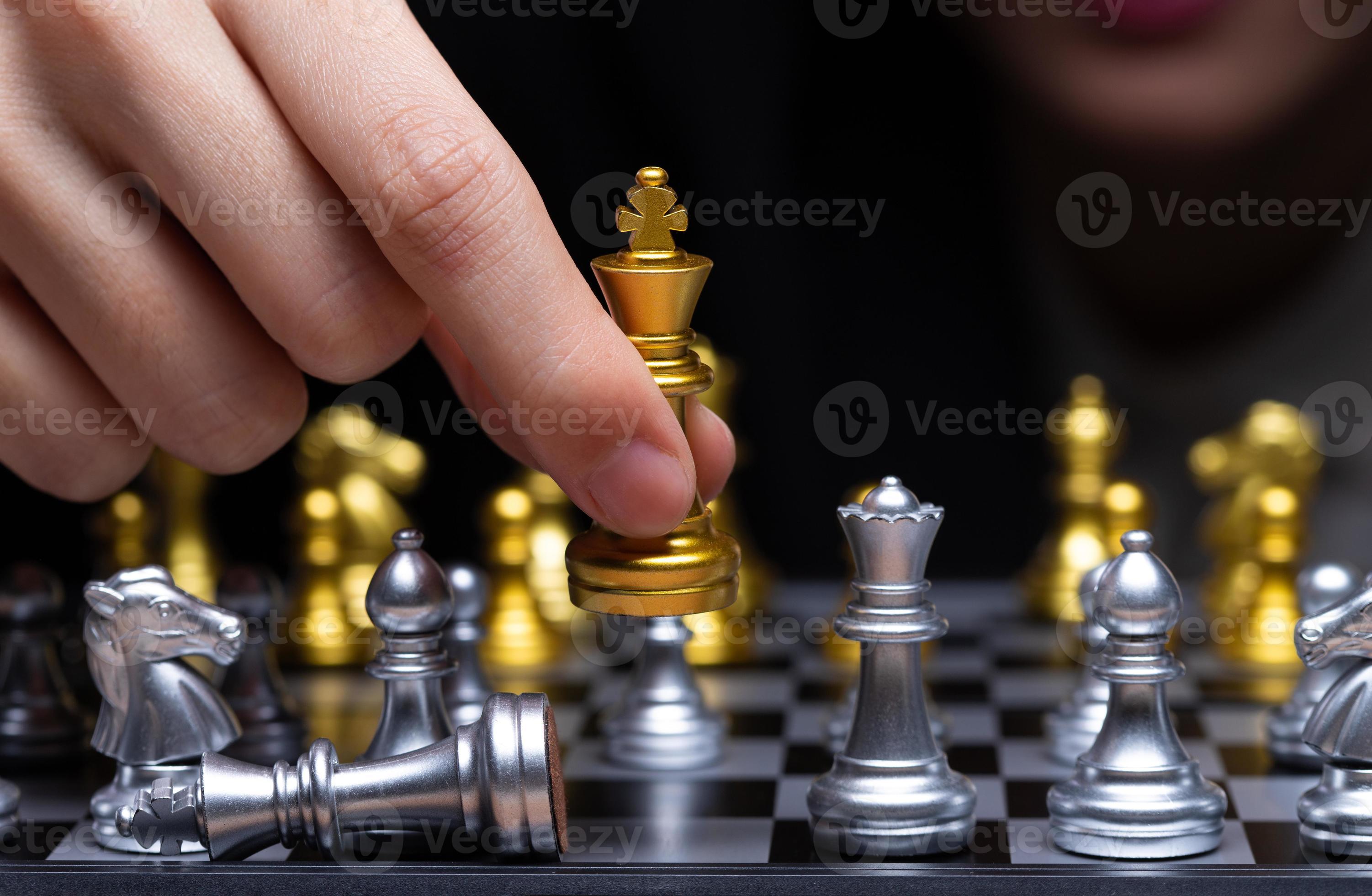 mulher de negócios jogar xadrez para o sucesso. líder usa jogo de
