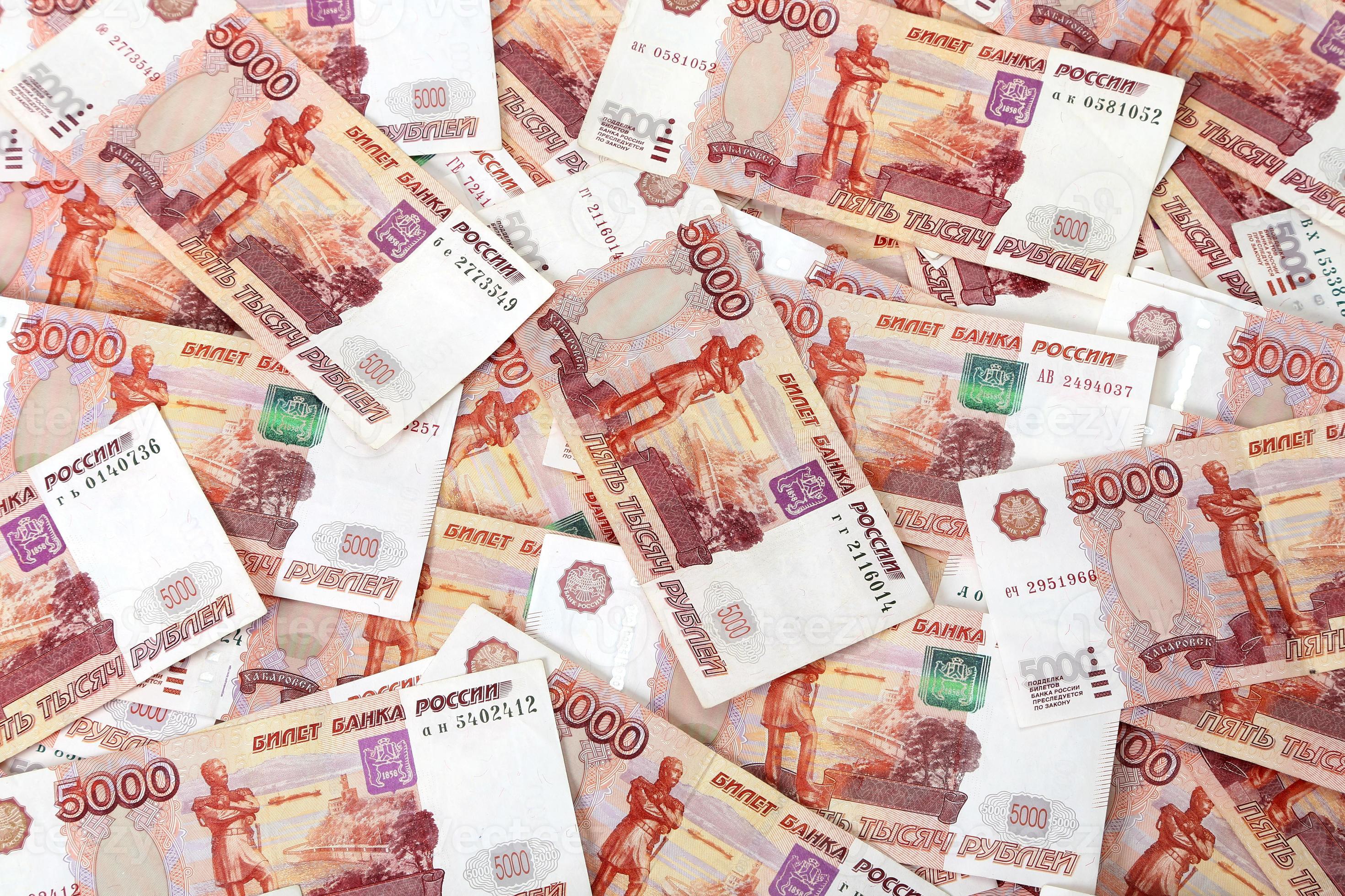 close-up de notas russas. cinco mil notas de rublo foto