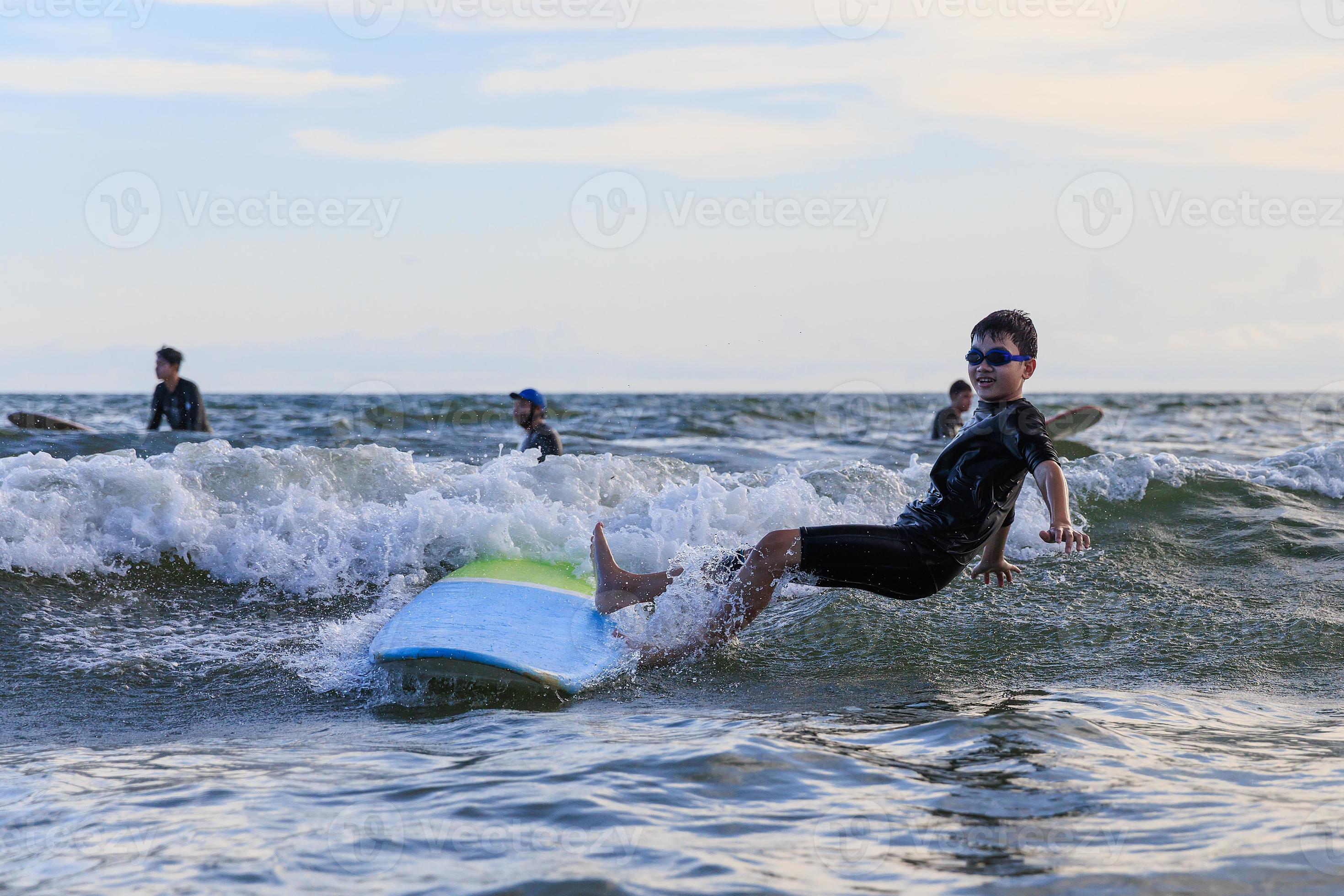 Surfista troca pranchas por câmeras e tira fotos de dentro do mar