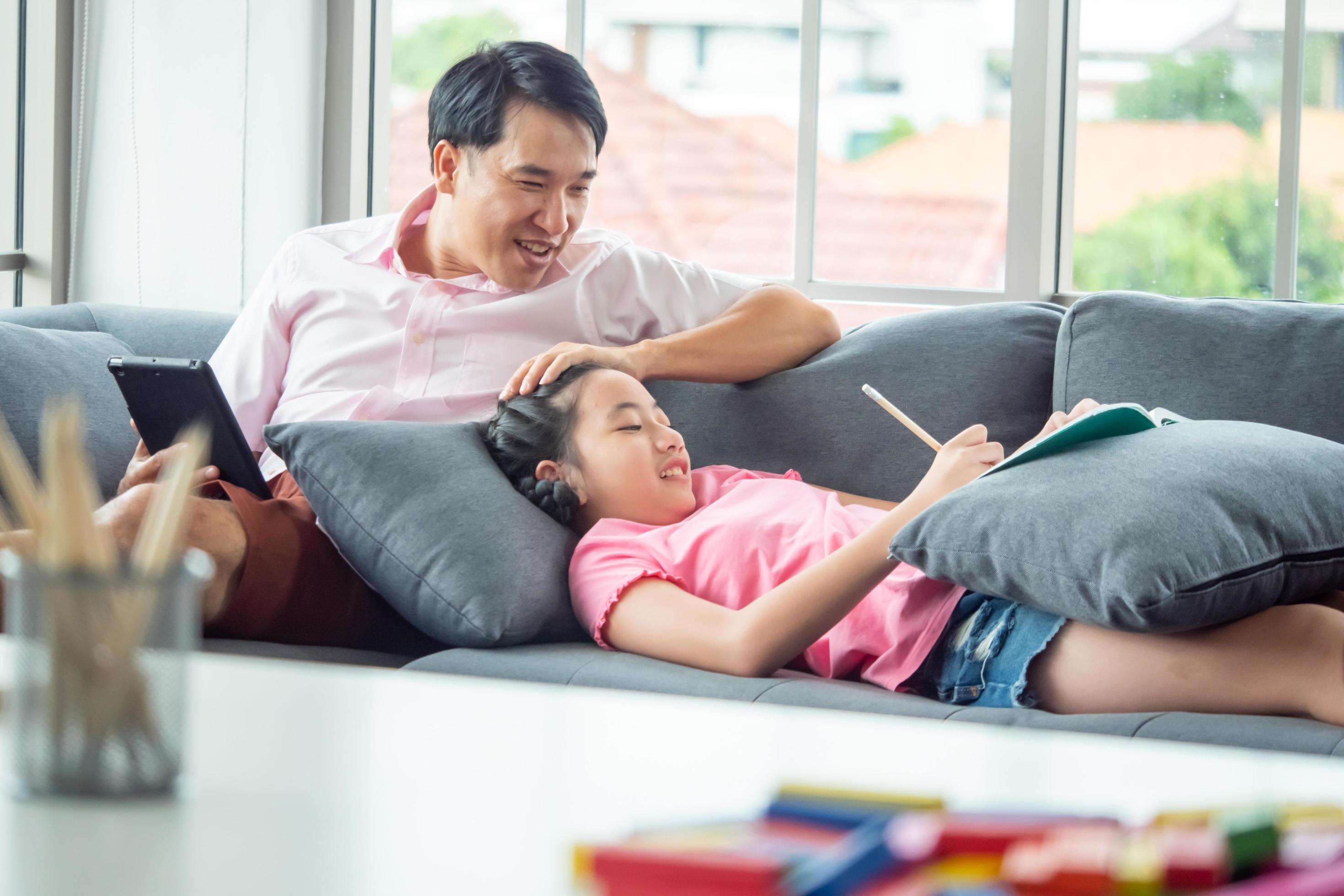 Pai Com Filhos. Pai E Crianças Felizes Passando Um Tempo Juntos