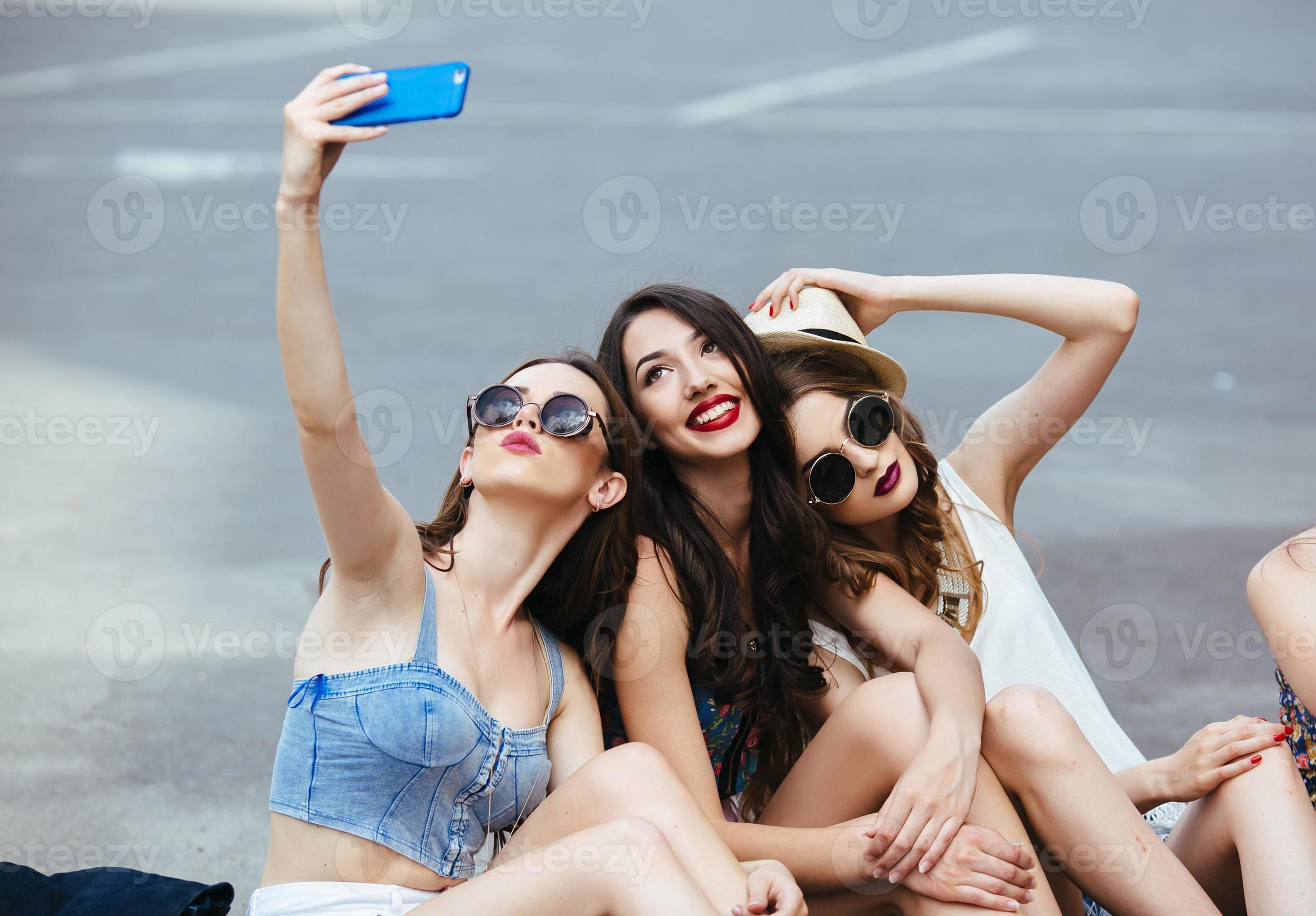 três meninas bonitas 11445774 Foto de stock no Vecteezy