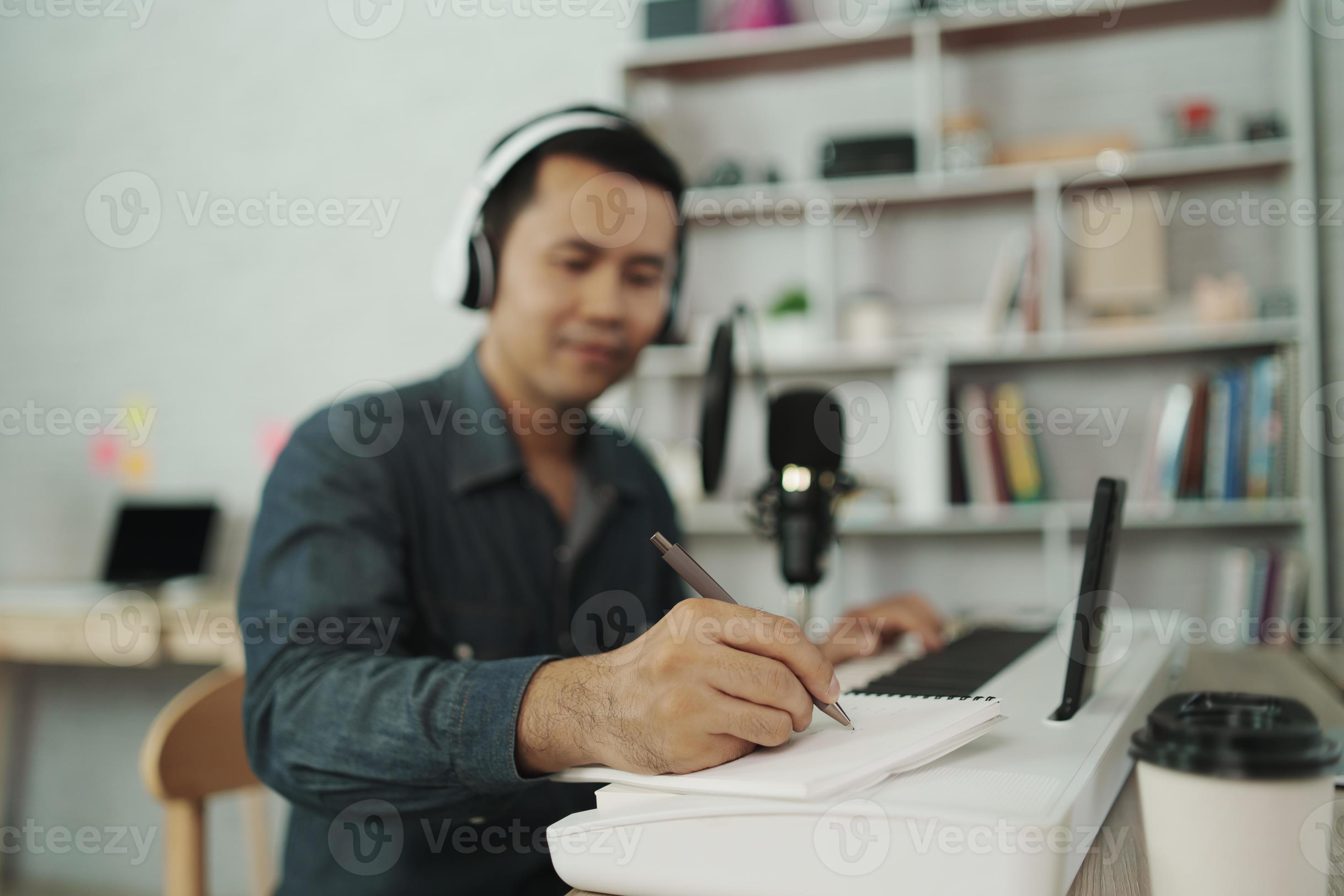 Um homem aprendendo a tocar piano online com um computador em casa