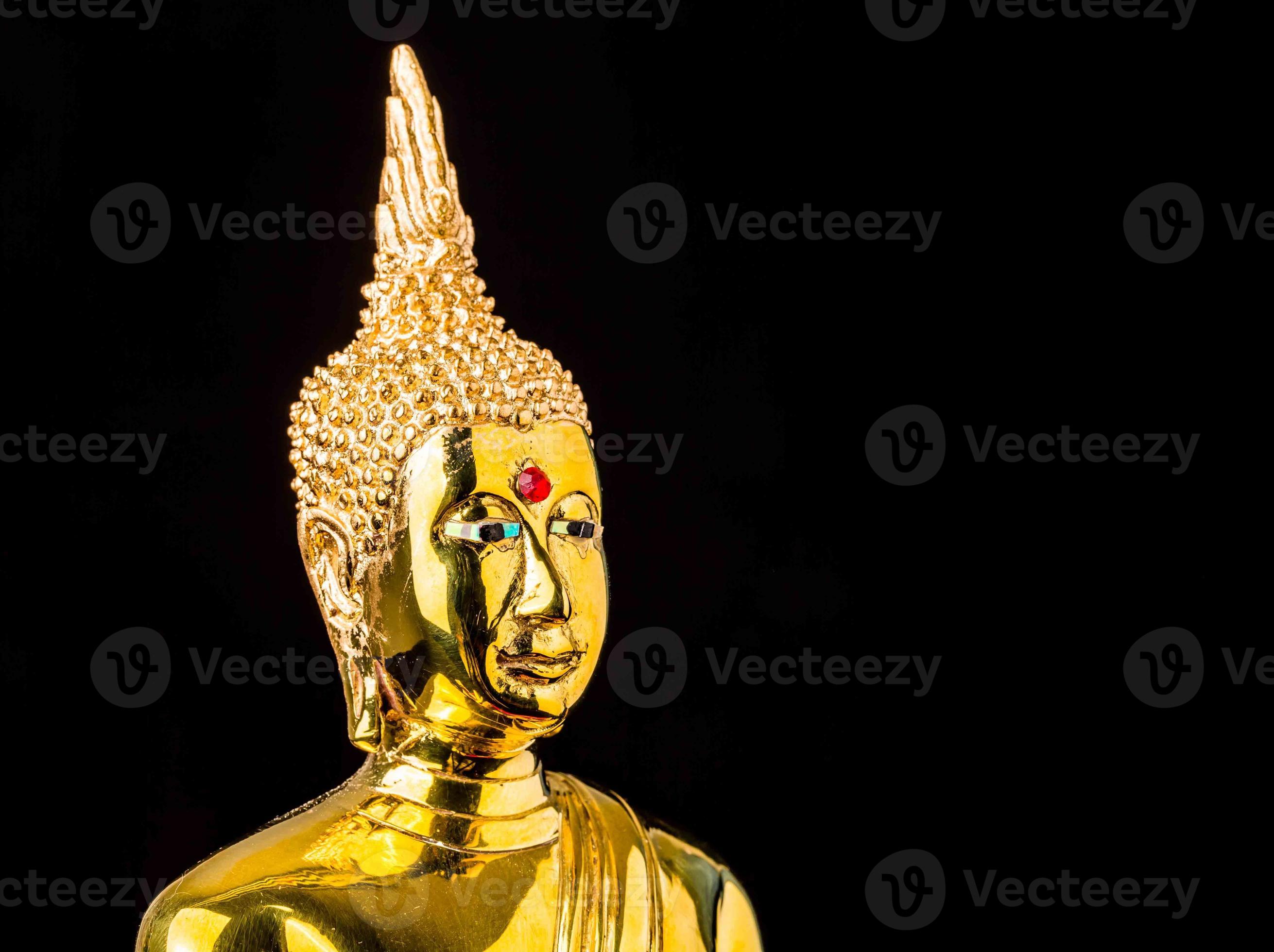 estátua de Buda isolada no fundo preto foto