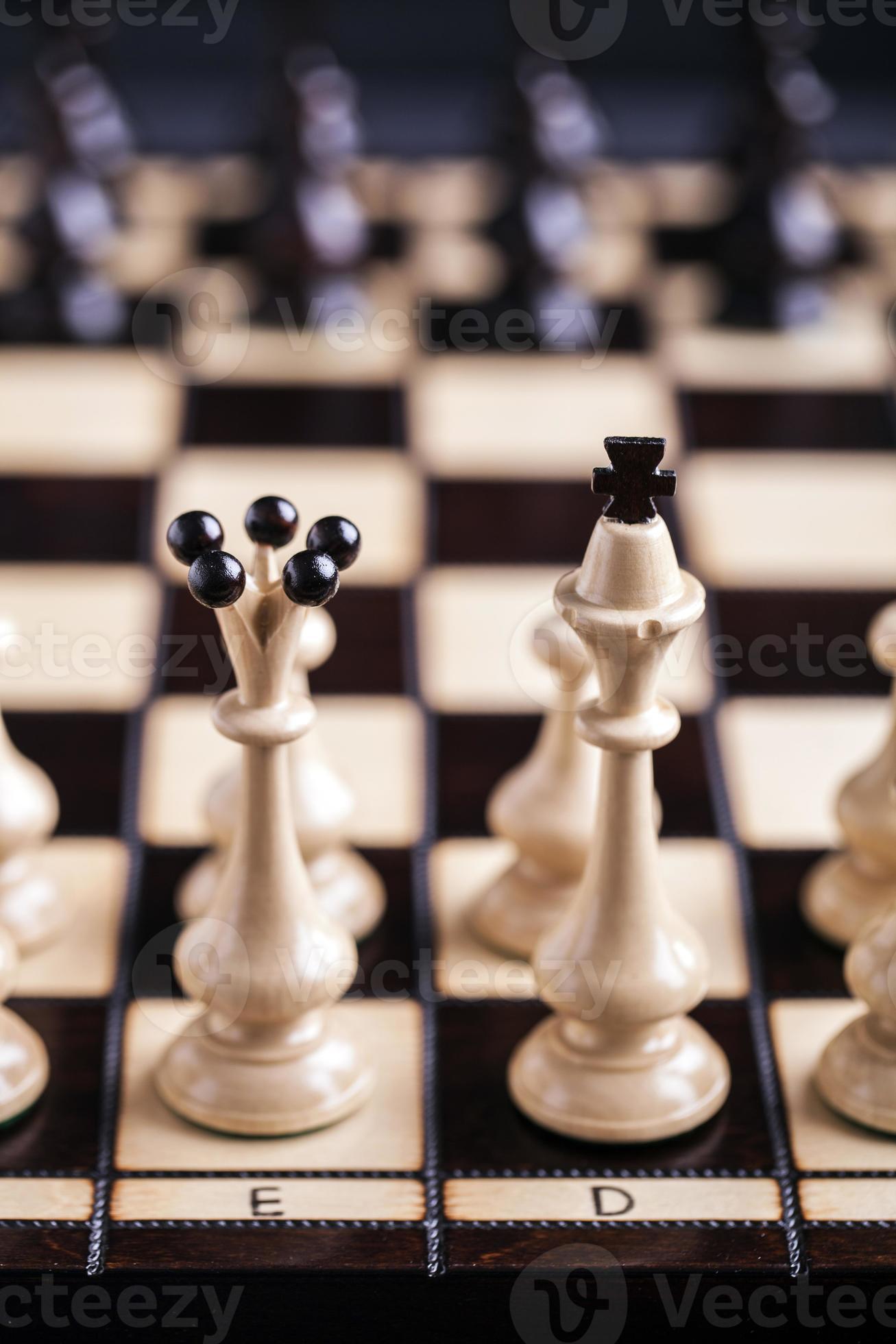 peças de xadrez em um tabuleiro de xadrez. foto