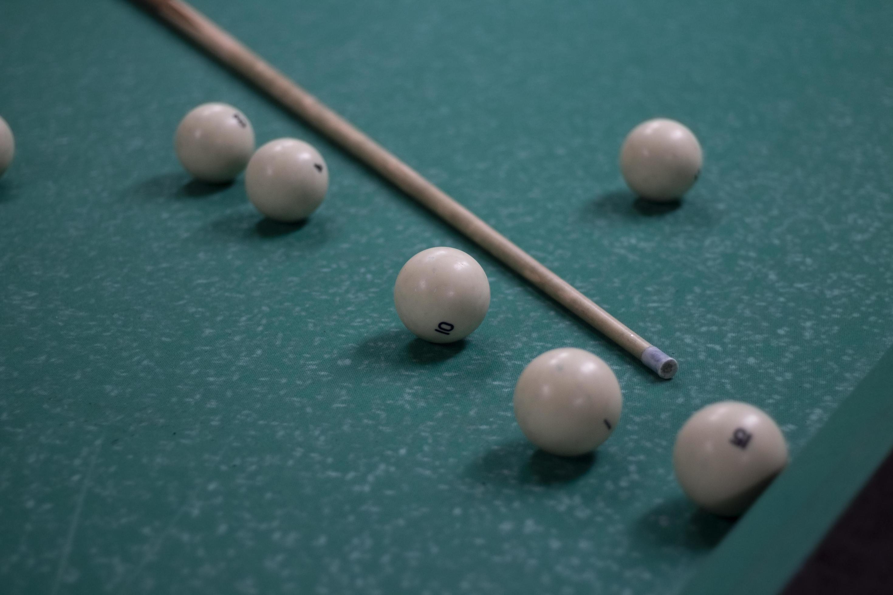 Bolas de bilhar na mesa verde, closeup, ninguém, jogo de sinuca