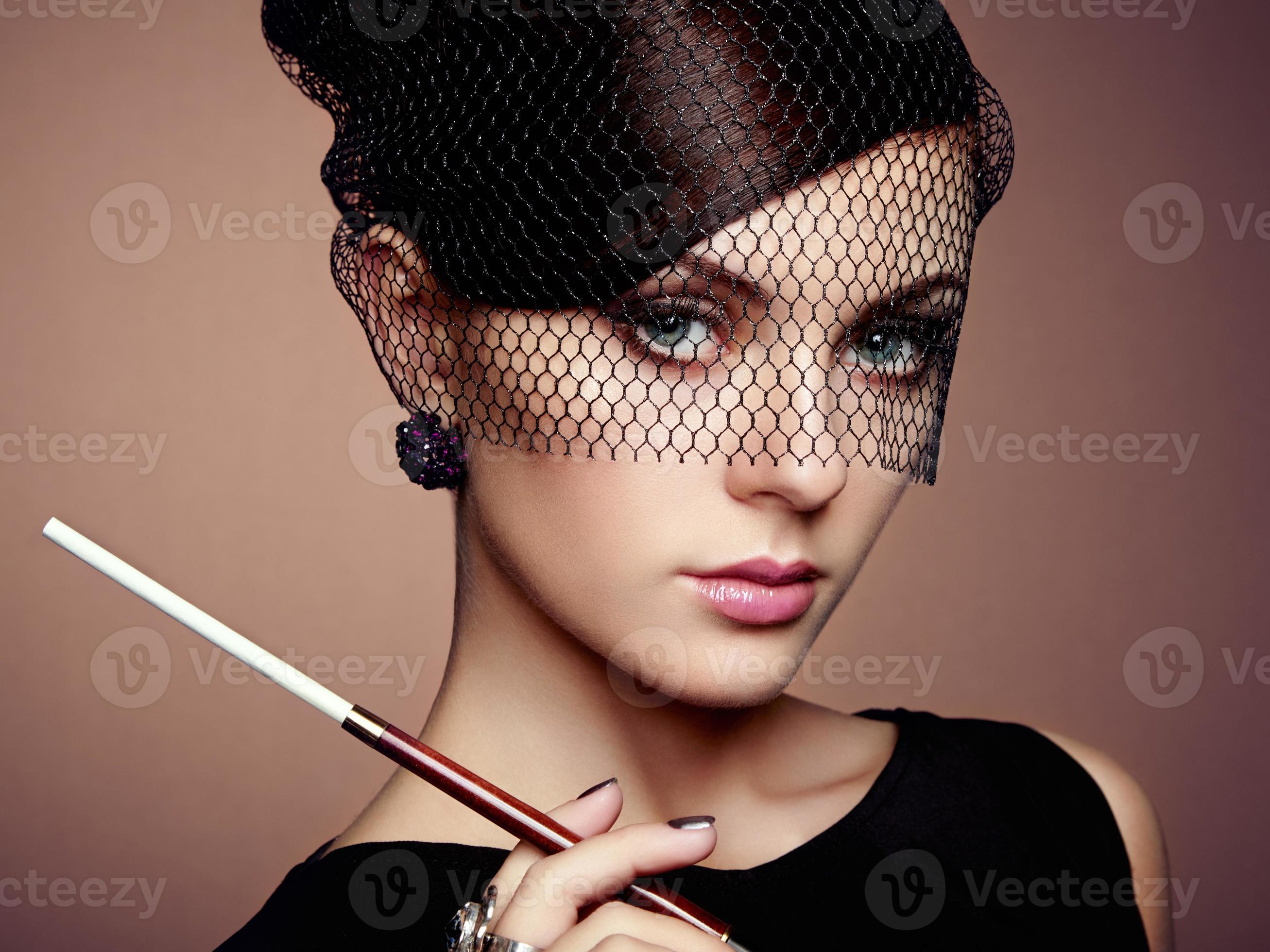 Retrato de uma linda mulher com um penteado de estilo vintage e joias foto  de stock