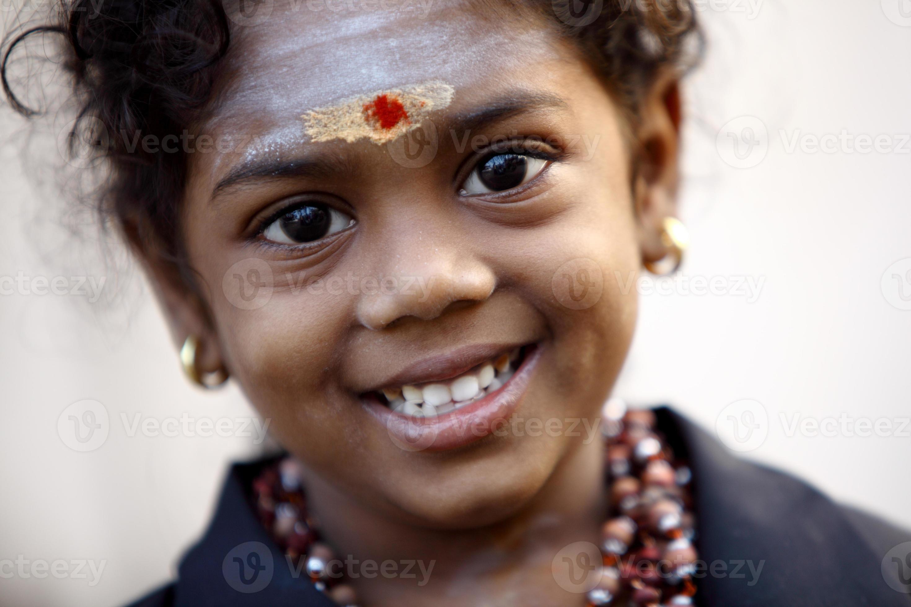 retrato de menina indiana hindu sorridente fofo foto