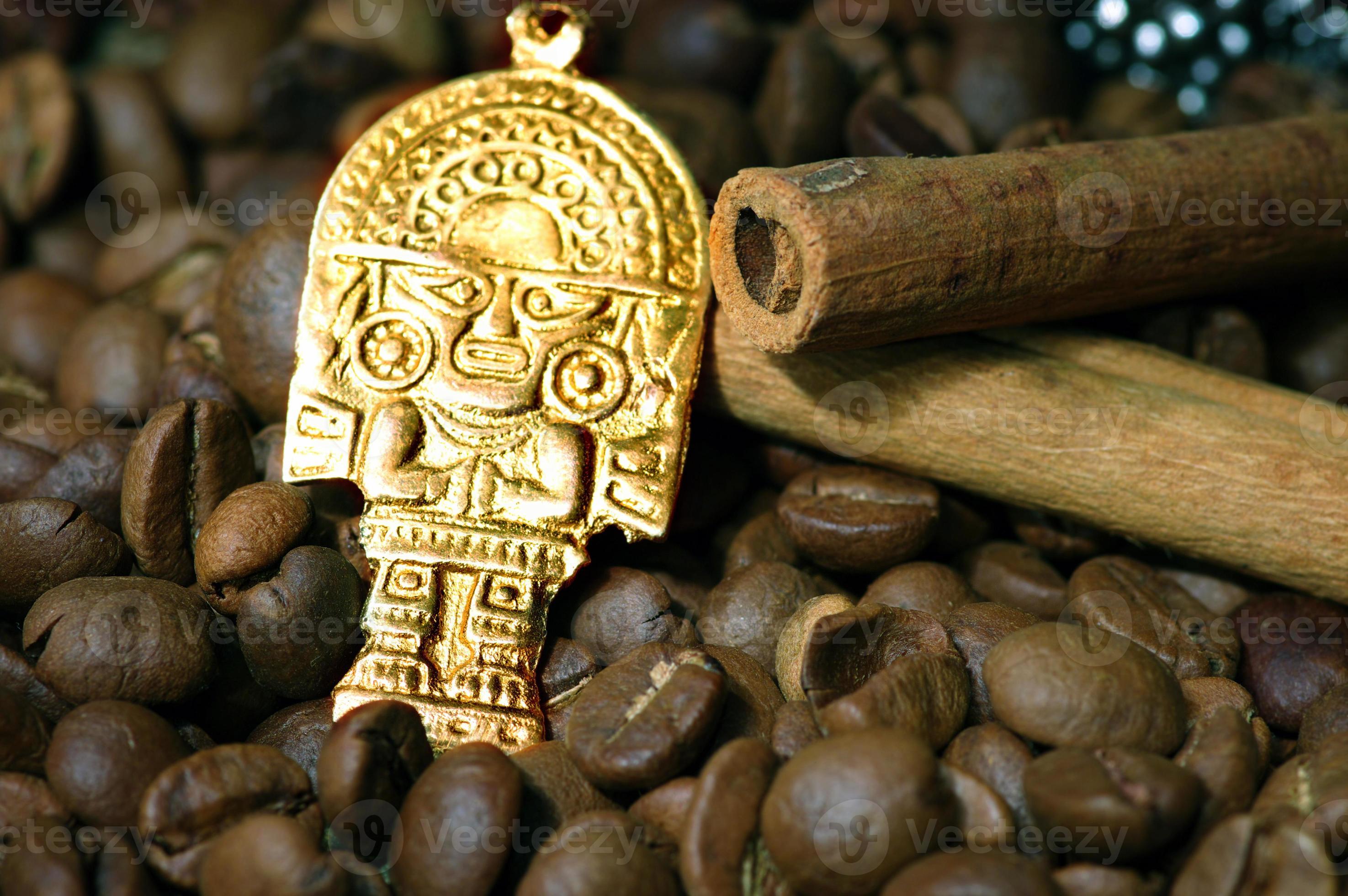 closeup de grãos de café com Deus indiano dourado foto