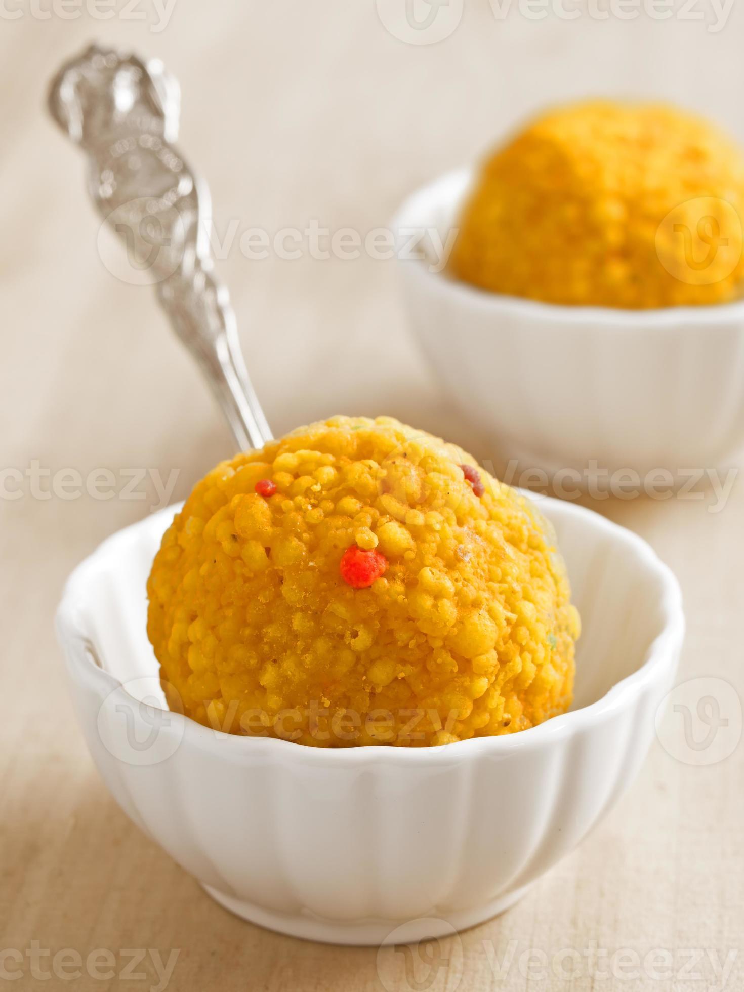 Ladoo De Coco De Alimentos Tradicionais Amarelos Tradicionais Da Índia, Com  Fundo Branco Imagem de Stock - Imagem de vegetariano, tradicional: 159022001